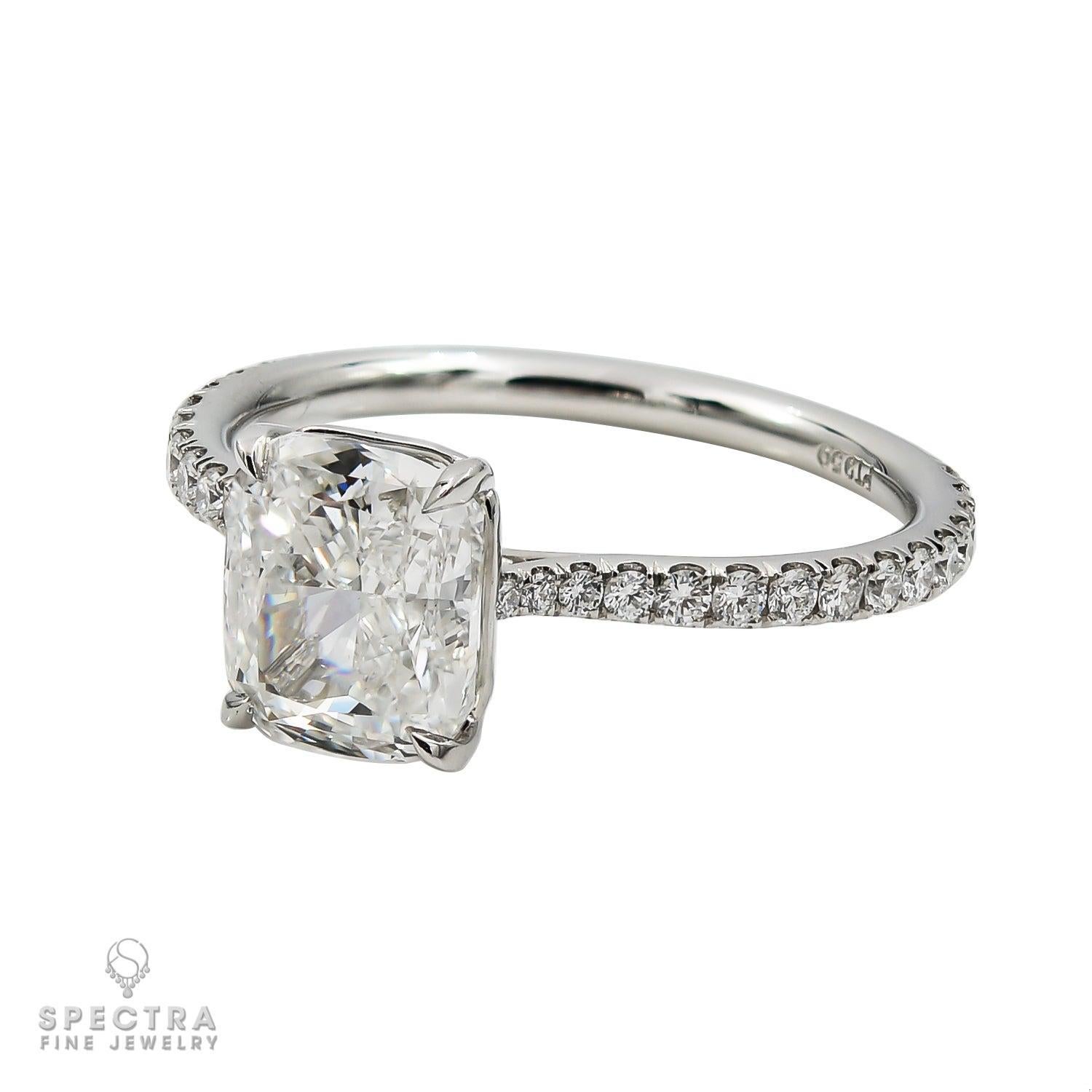 Dieser exquisite Ring von Spectra Fine Jewelry präsentiert einen atemberaubenden Diamanten im Kissenschliff von 2,02 Karat, der Eleganz und Brillanz ausstrahlt. Der Diamant mit der Farbe G und der Reinheit VS2 ist GIA-zertifiziert, was seine