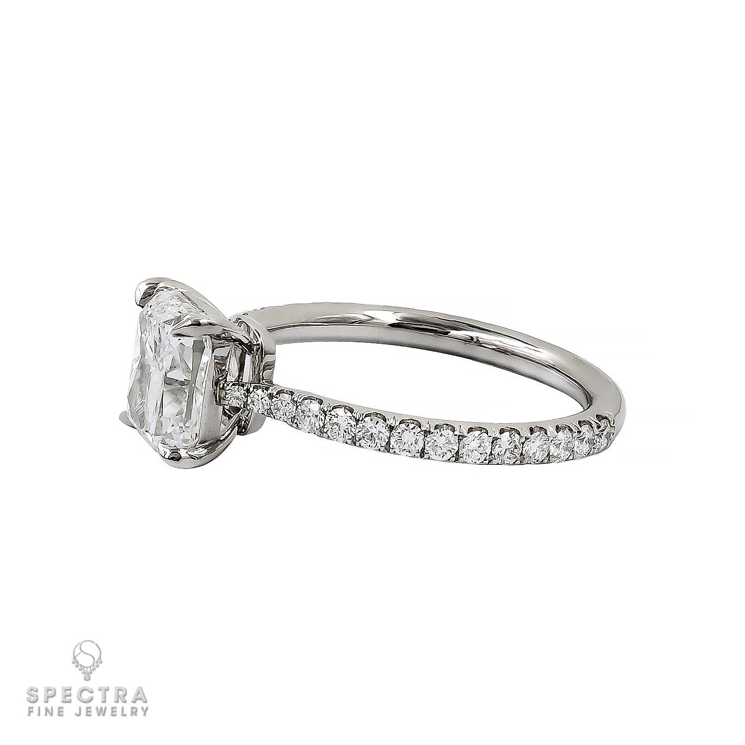 Le chef-d'œuvre de Spectra Fine Jewelry, la bague de fiançailles à diamant coussin de 2,02 carats en platine, a une taille de 6.

Le cœur de cette bague exquise est un éblouissant diamant taille coussin de 2,02 carats, rayonnant d'éclat avec sa