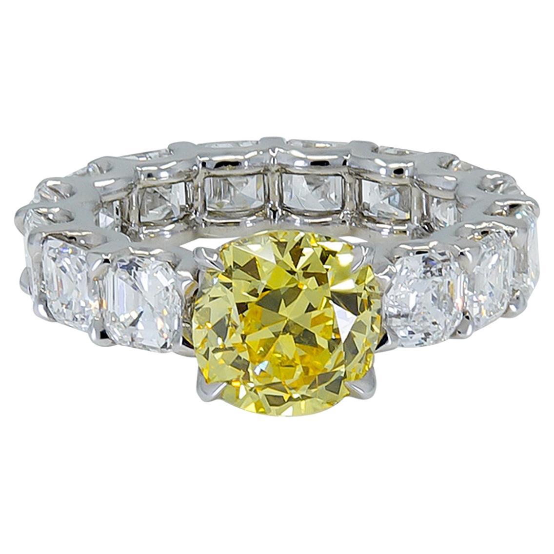 Spectra Fine Jewelry GIA Certified 3.02 Carat Fancy Vivid Yellow Diamond Ring For Sale