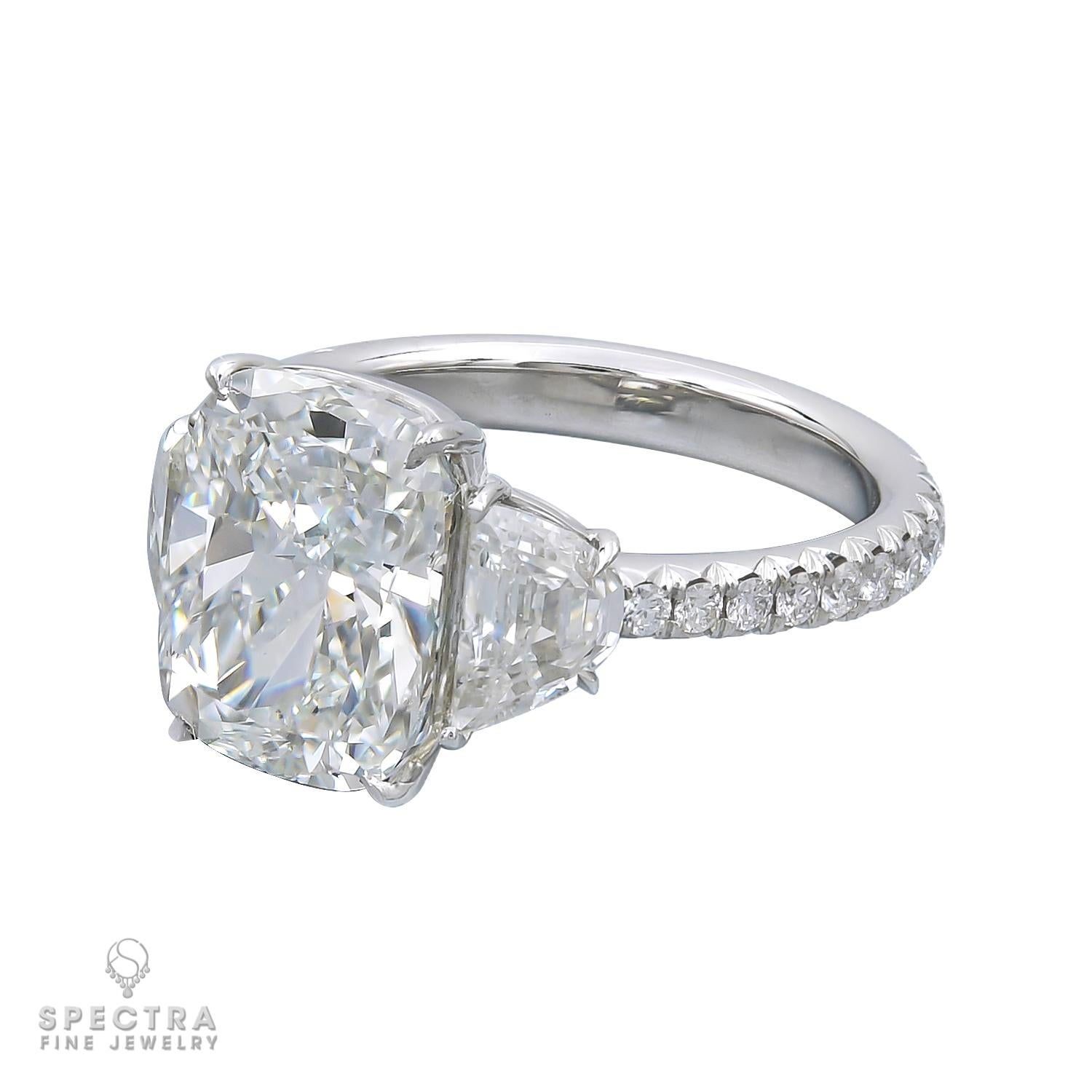 Ti presentiamo l'anello di fidanzamento con diamante a cuscino da 4,55 carati di Spectra Fine Jewelry: una creazione straordinaria pensata per incantare e stupire. Il cuore è costituito da un diamante mozzafiato da 4,55 carati con taglio a cuscino,