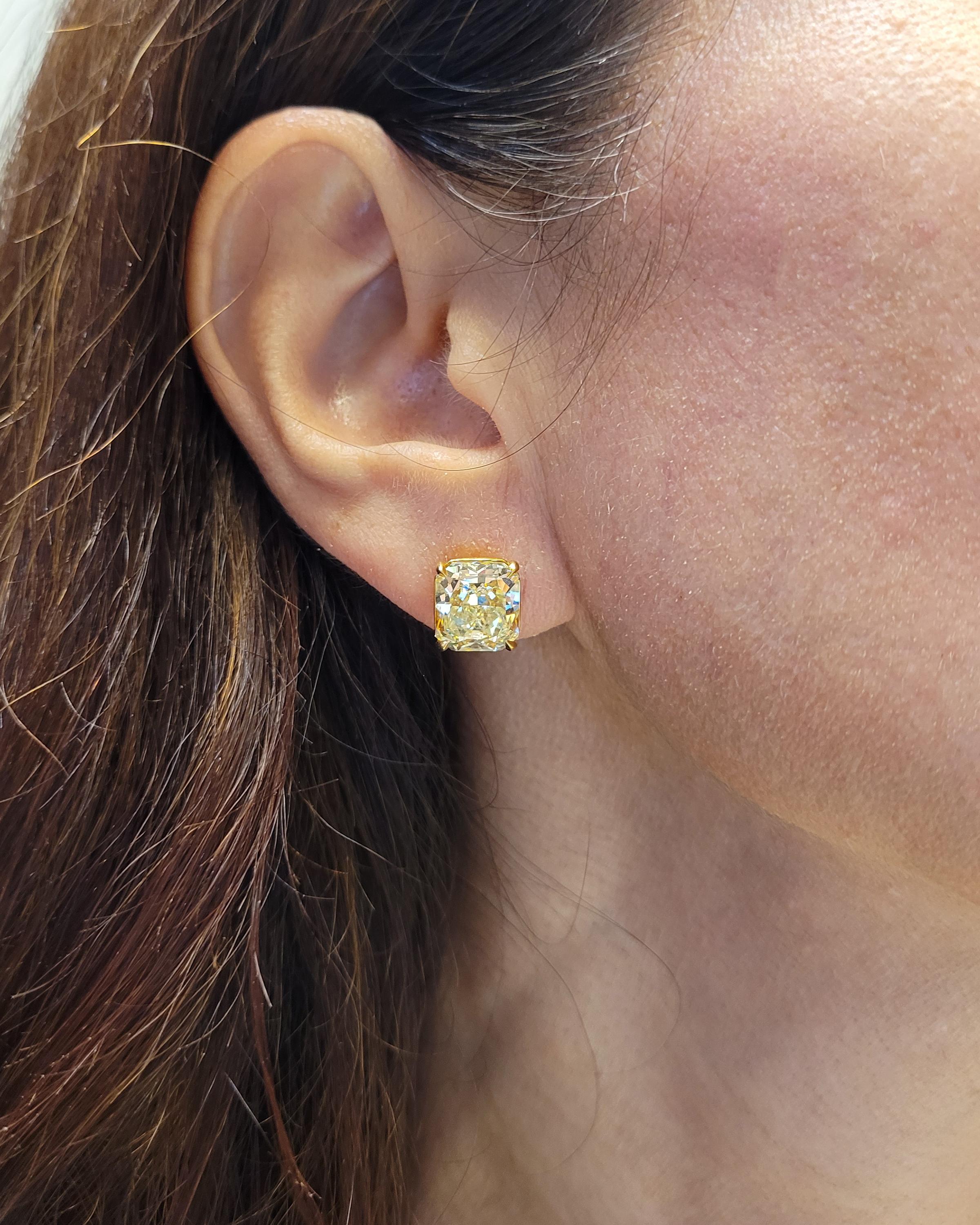 Erhöhen Sie Ihre Eleganz mit diesem außergewöhnlichen Paar gelber Fancy-Diamant-Ohrstecker, ein wahrer Beweis für die Anziehungskraft strahlender Diamanten und die exquisite Handwerkskunst feiner Juwelen. Diese Ohrringe sind aus glänzendem