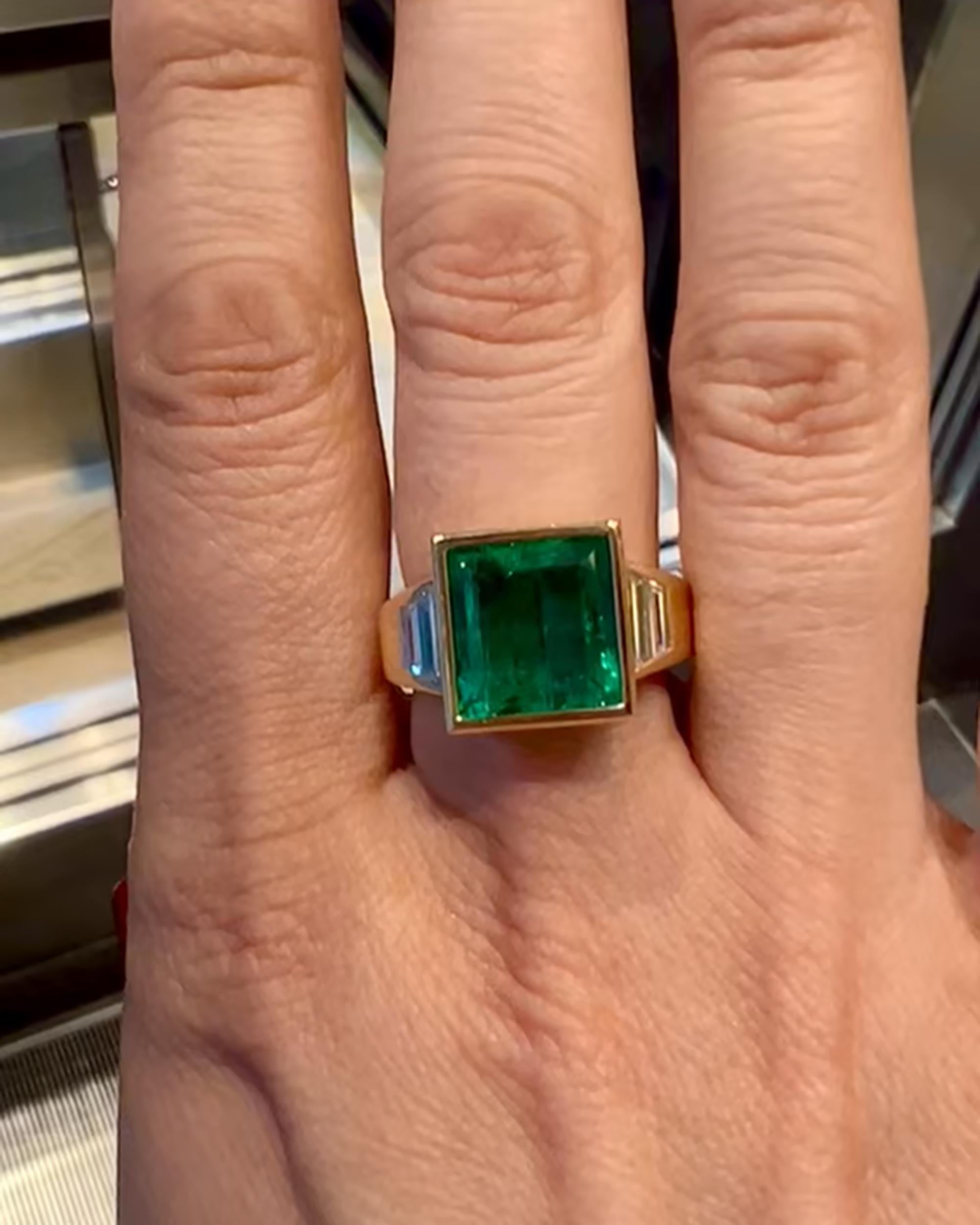 Contemporary Spectra Fine Jewelry GIA Certified 6.77 Carat Colombian Emerald Cocktail Ring For Sale