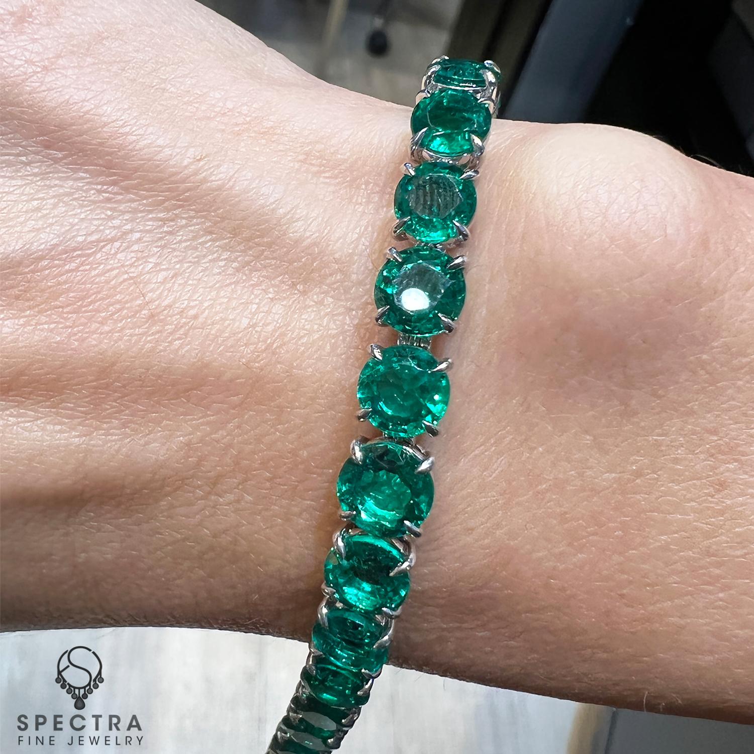 Si Cleopatra hubiera jugado al tenis, habría elegido esmeraldas para adornar su brazalete. Al fin y al cabo, las esmeraldas -descubiertas por primera vez en el antiguo Egipto- simbolizaban la fertilidad, el poder y la eterna juventud. Esta pulsera