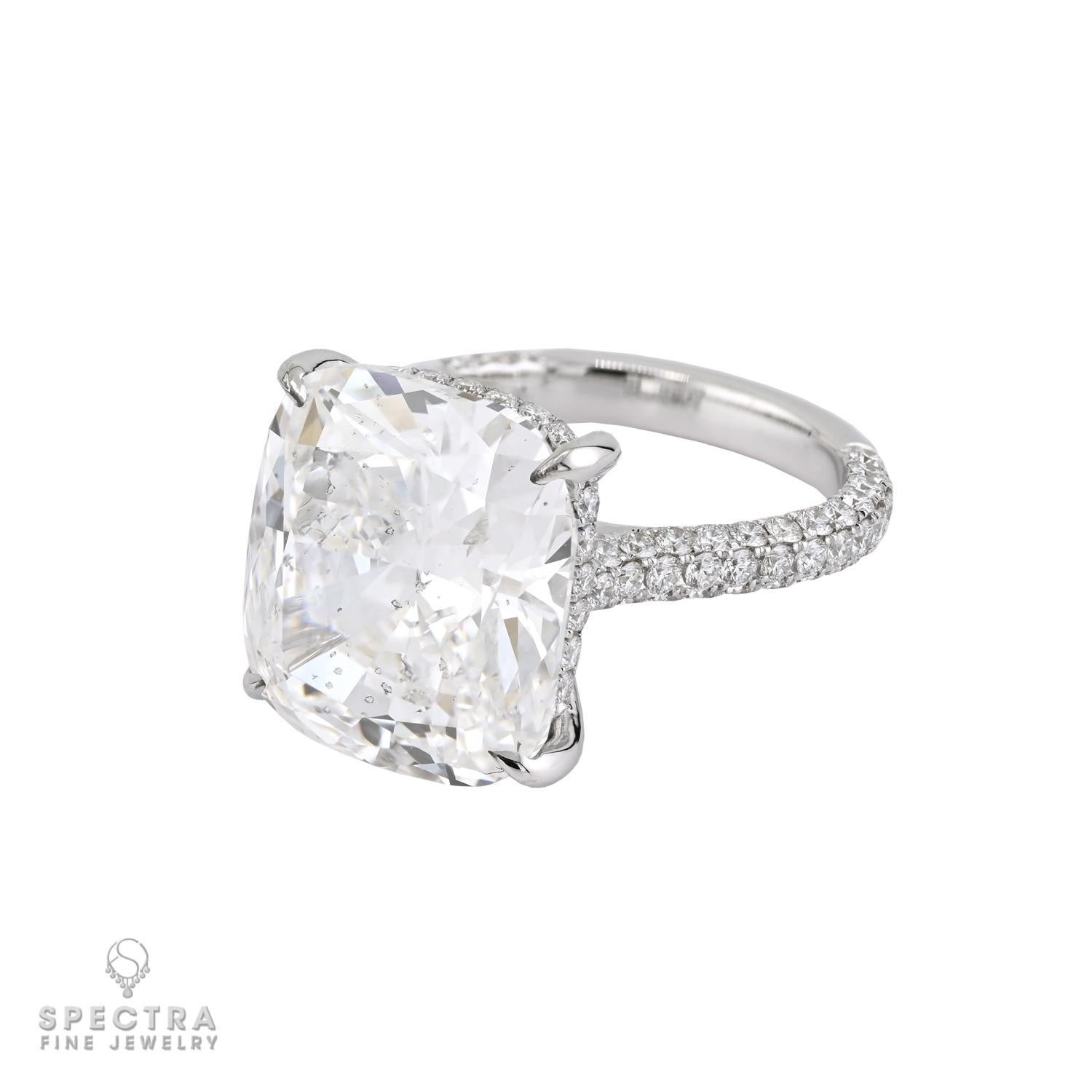 Questo squisito anello con diamante a cuscino è una miscela meravigliosamente equilibrata di brillantezza e stile senza tempo. Al centro si trova un impressionante diamante a cuscino da 11,75 carati certificato da GIA, con un luminoso colore E che