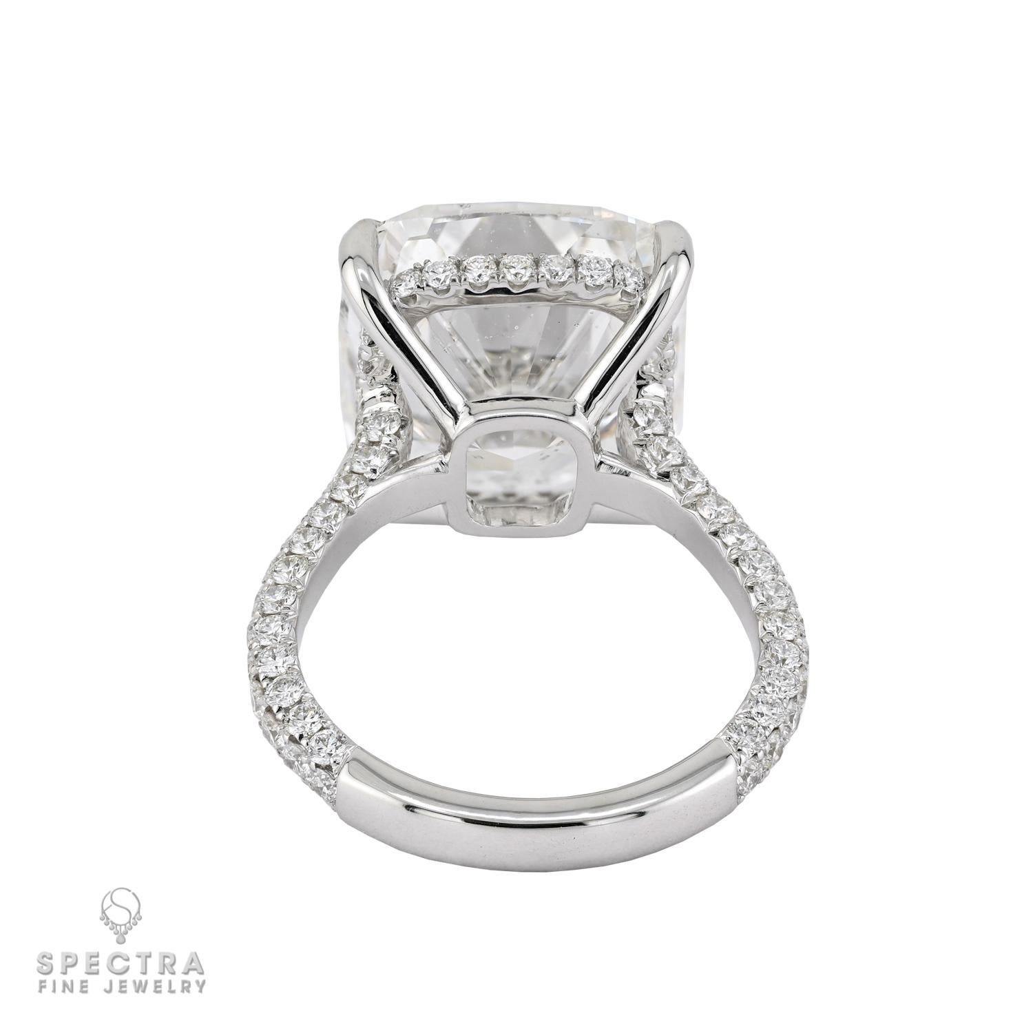 Contemporaneo Spectra Fine Jewelry Anello con diamante a cuscino da 11,75 carati certificato GIA con colore E in vendita