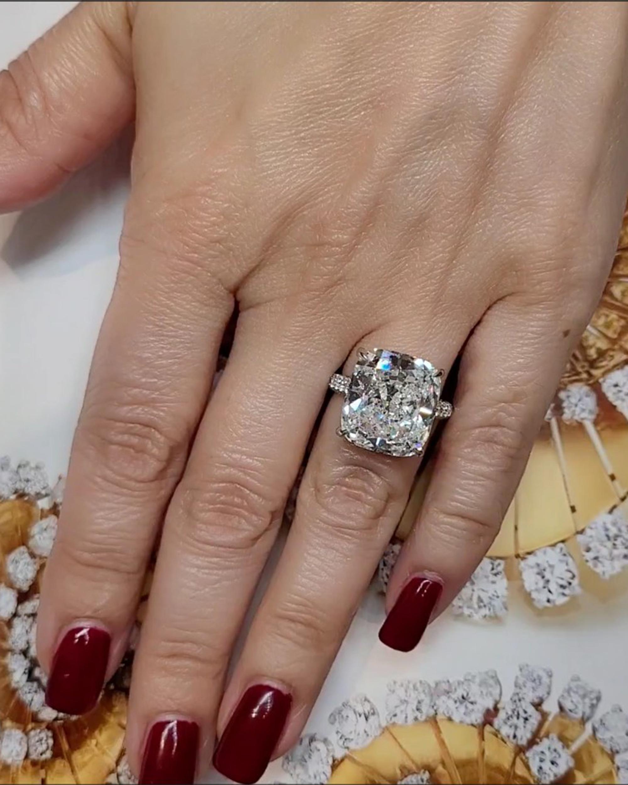 Donna Spectra Fine Jewelry Anello con diamante a cuscino da 11,75 carati certificato GIA con colore E in vendita