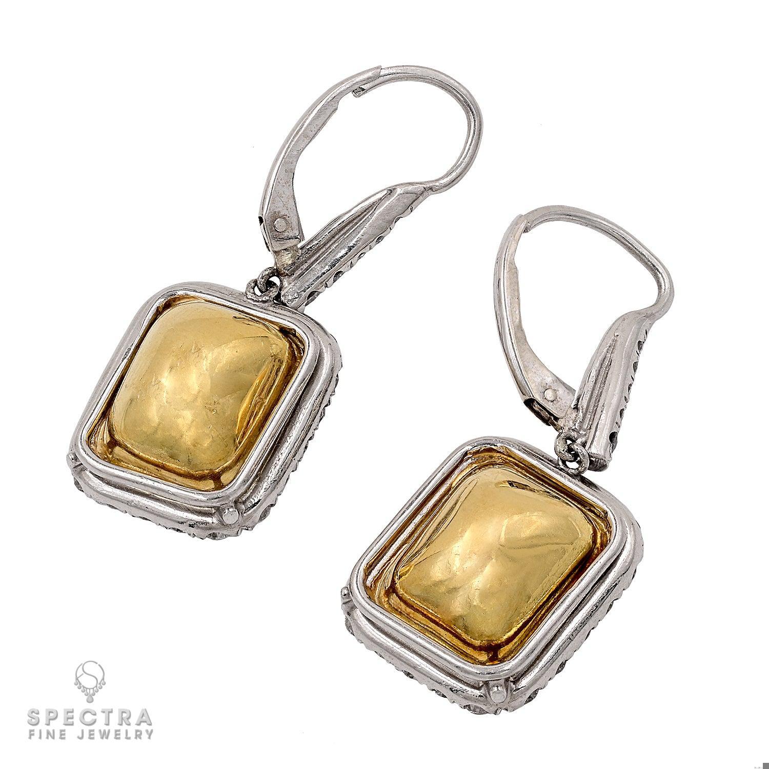 Retrouvez le glamour du jeune Hollywood avec ces boucles d'oreilles pendantes contemporaines à halo de diamants jaunes taille émeraude, qui rappellent les modèles portés par Kelly Clarkson, Jennifer Lopez et Carrie Underwood. Réalisée en platine,