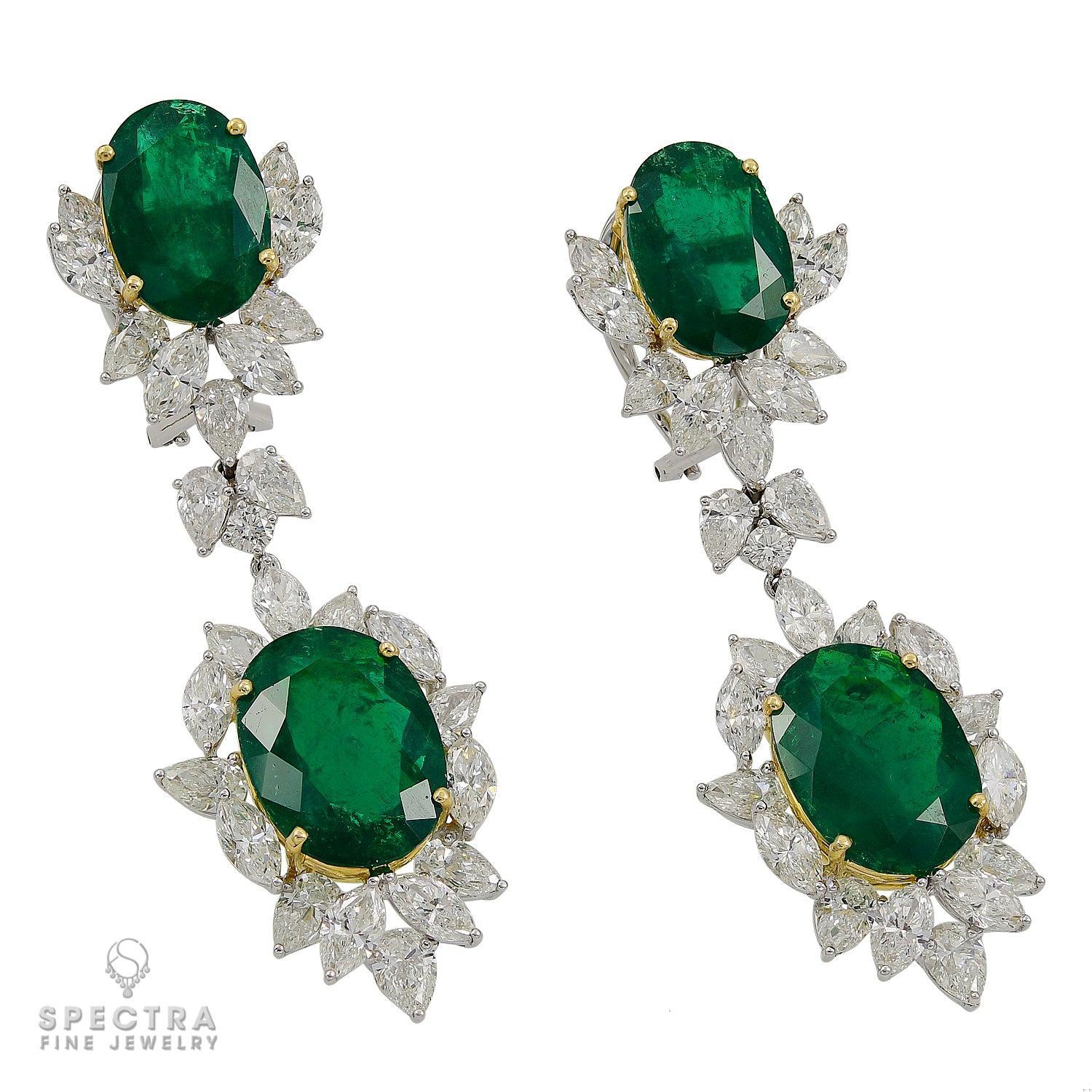 Questi splendidi orecchini sono una vera e propria testimonianza di eleganza e lusso. Realizzati in oro bicolore 18 carati con un peso di 27,57 grammi, presentano una magnifica combinazione di gemme preziose.

Il centro di questi orecchini è