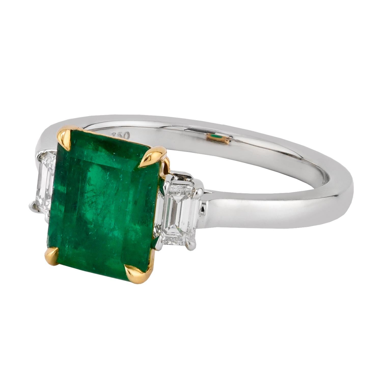 Dieser exquisite Ring präsentiert einen atemberaubenden kolumbianischen Smaragd von 2,07 Karat im Smaragdschliff, der von der GRS als 