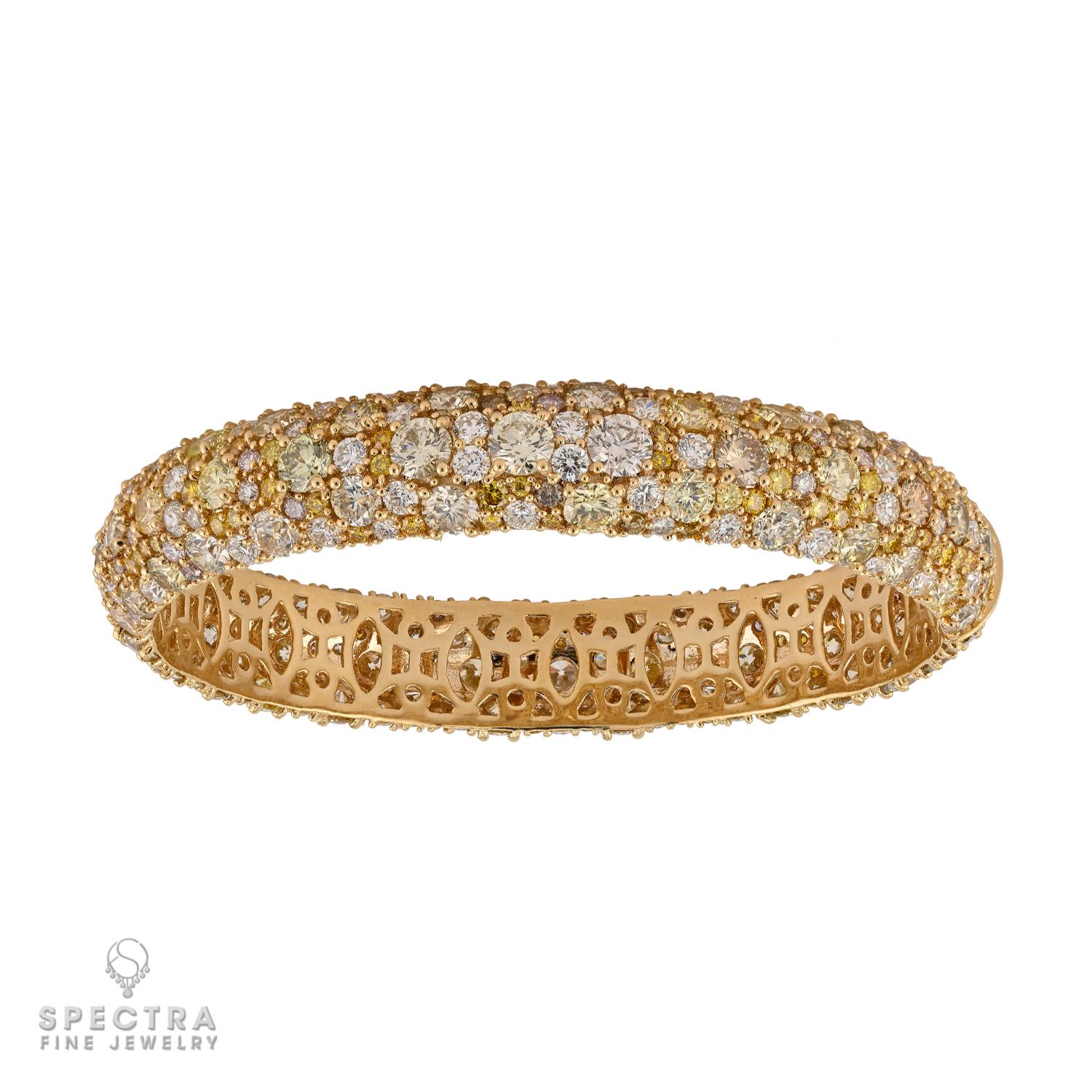 Dieses Armband mit mehrfarbigen Diamanten ist ein außergewöhnliches Schauspiel an Brillanz und Farbe und besticht durch sein lebhaftes Funkeln und seine exquisite Handwerkskunst. Das Armband aus reichhaltigem 14-karätigem Gelbgold schimmert mit 362