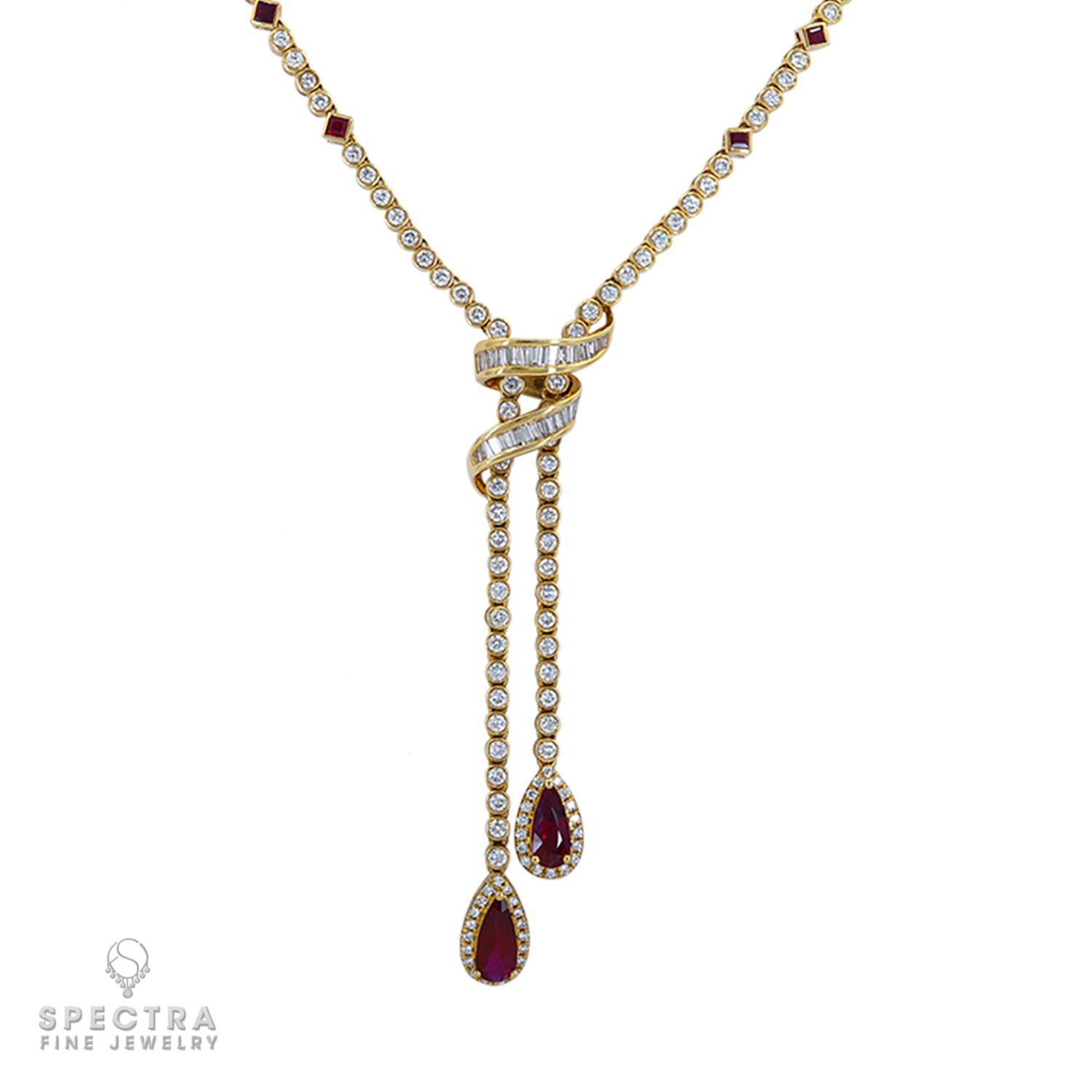 Una bellissima ed elegante collana impreziosita da diamanti a baguette e rotondi. 
Due rubini a forma di pera sospesi dalla catena per un peso di circa 2 carati ciascuno. 
24 rubini a taglio quadrato sono incastonati su tutta la catena. Il peso