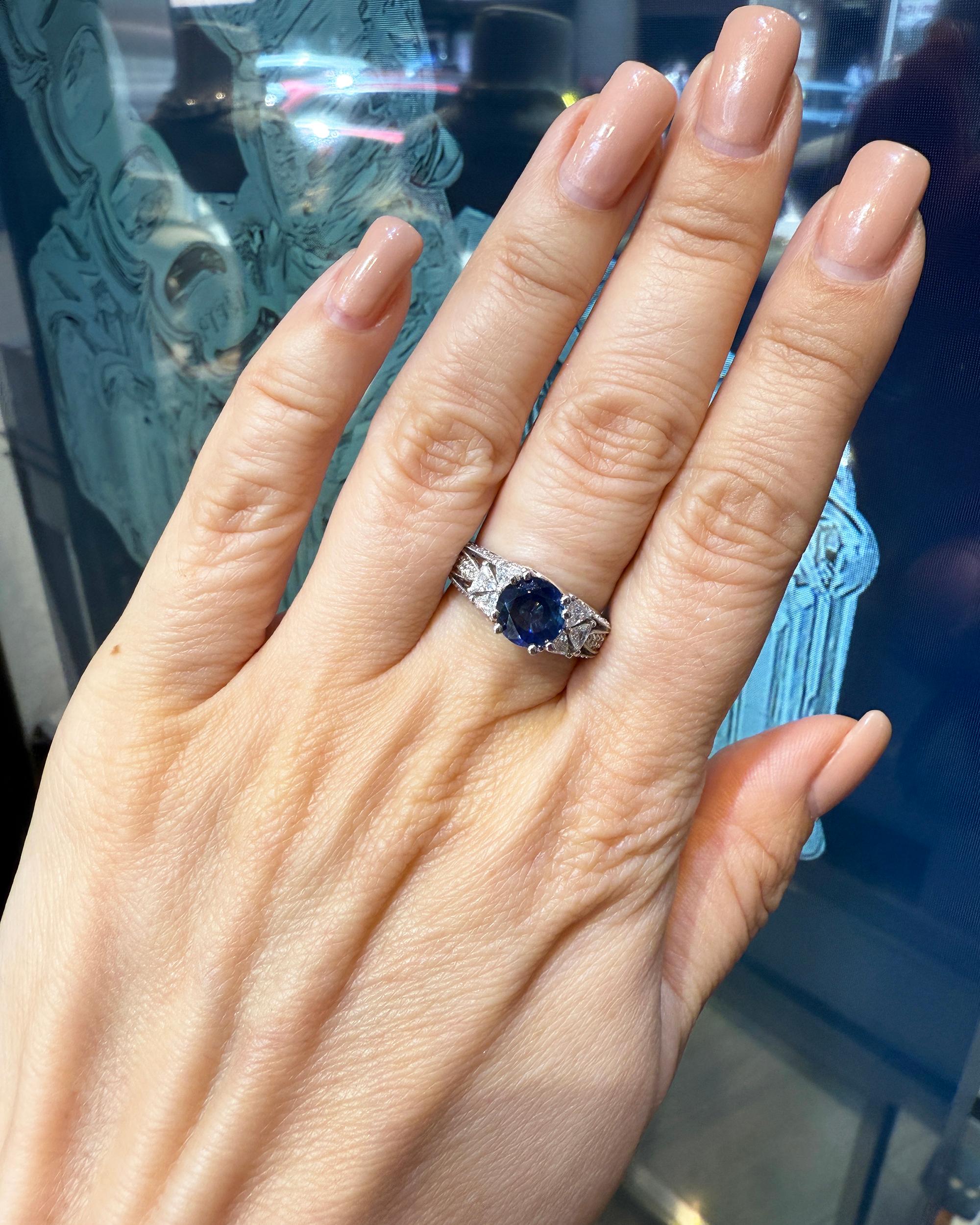 Taille ronde Spectra Fine Jewelry Bague cocktail saphir diamant en vente
