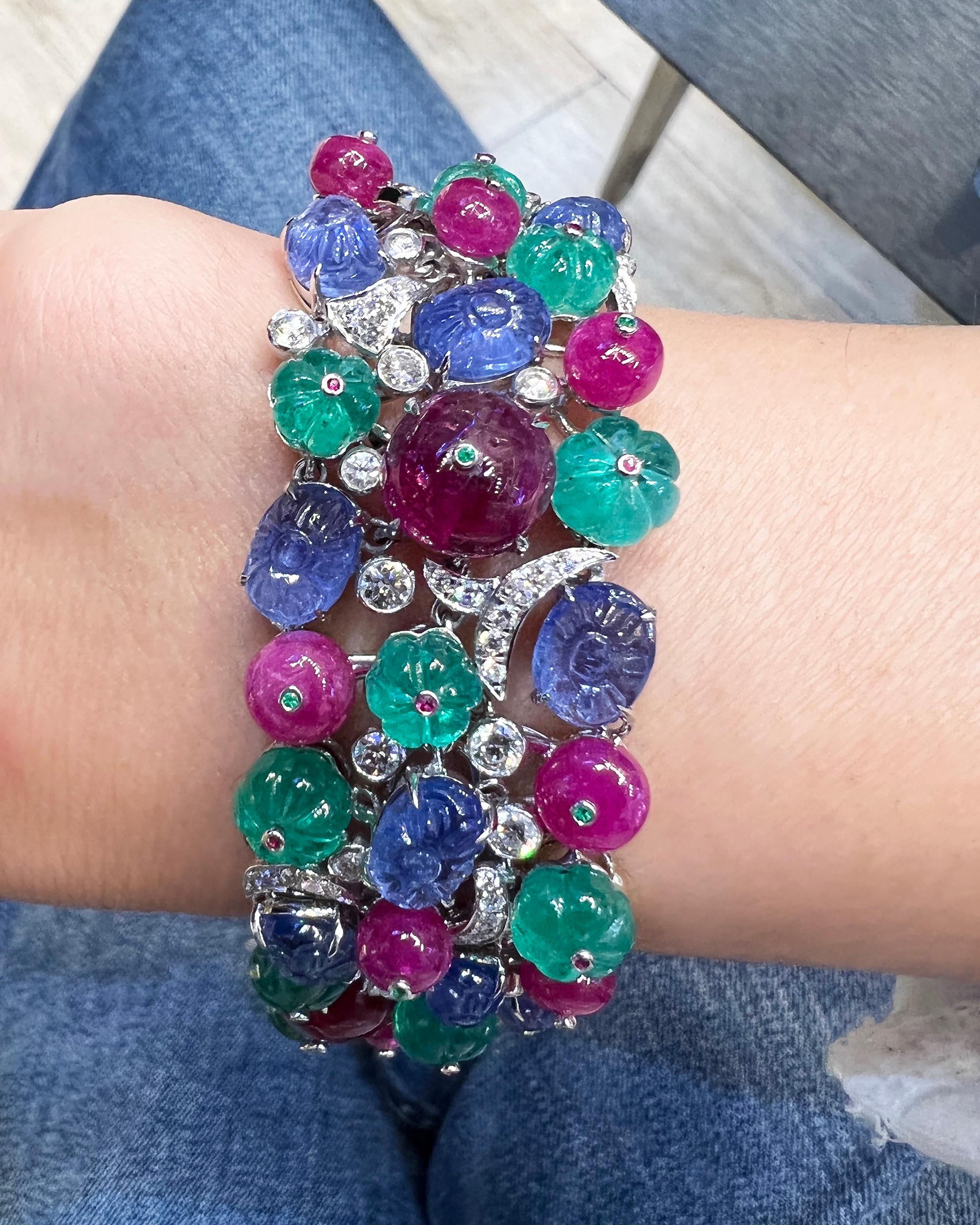 Ce dynamique bracelet articulé Diamond Tutti Frutti, créé par Spectra Fine Jewelry au XXIe siècle, est une réinterprétation contemporaine et unique du style emblématique d'inspiration moghole. Le bracelet, d'une longueur de 17,80 cm et d'une largeur