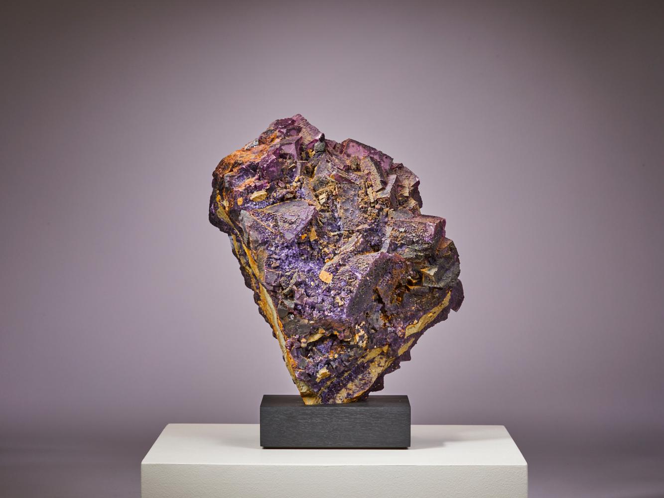 Ammira l'abbagliante bellezza di questo esemplare di fluorite multicolore proveniente dagli Stati Uniti, caratterizzato da una ricca tavolozza di sfumature violacee intervallate da aree trasparenti e bordi ornati da un sorprendente mix di verde,
