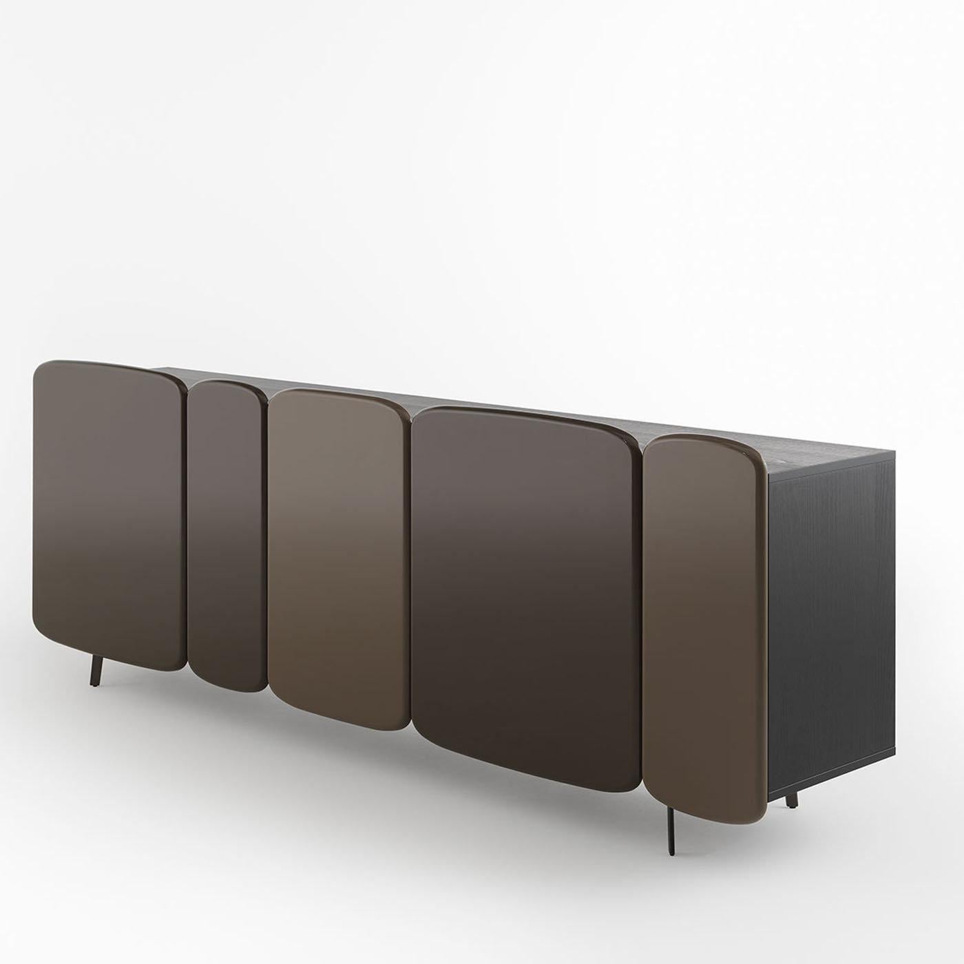 The Spectro sideboard designed by Claesson Koivisto Rune stands out for the distinctive silhouette marked by soft contours whose fluid geometry is inspired by artist Ellsworth Kelly’s works. This version features a mocha-finished beech MDF structure
