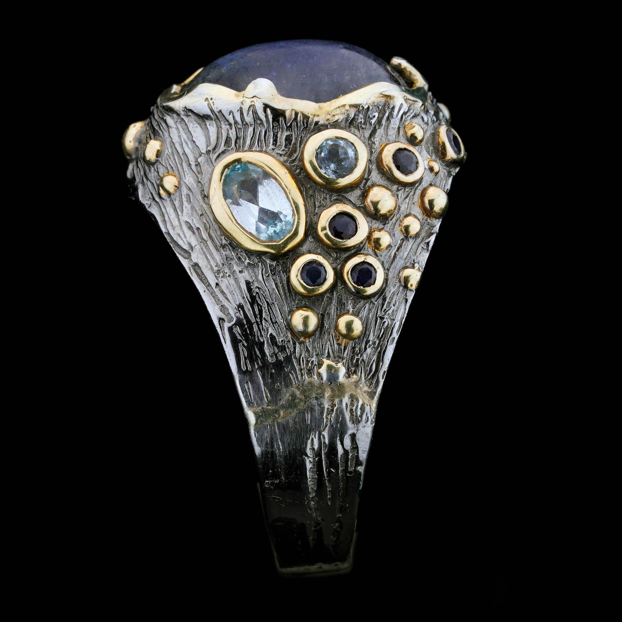 Cabochon Anello con spettrolite e acquamarina // Realizzato artigianalmente con accenti di zaffiro in vendita