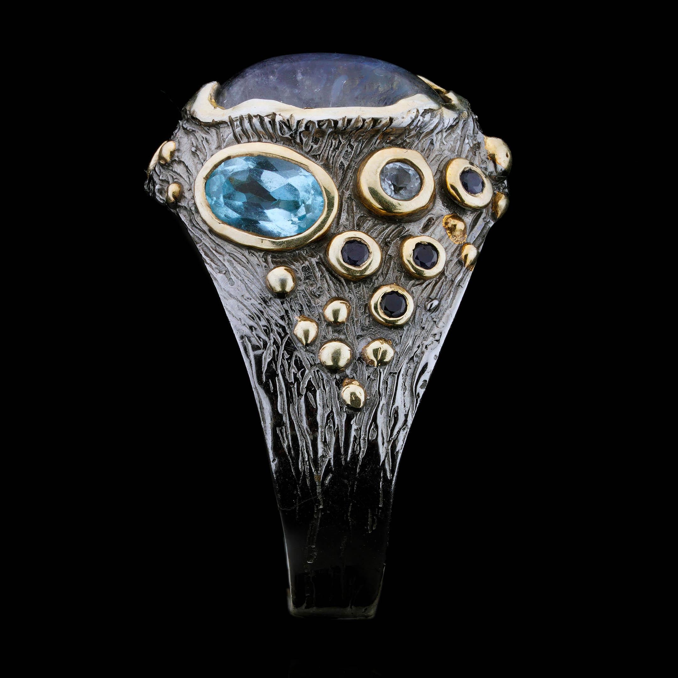 Anello con spettrolite e acquamarina // Realizzato artigianalmente con accenti di zaffiro In condizioni Nuovo in vendita a New York, NY