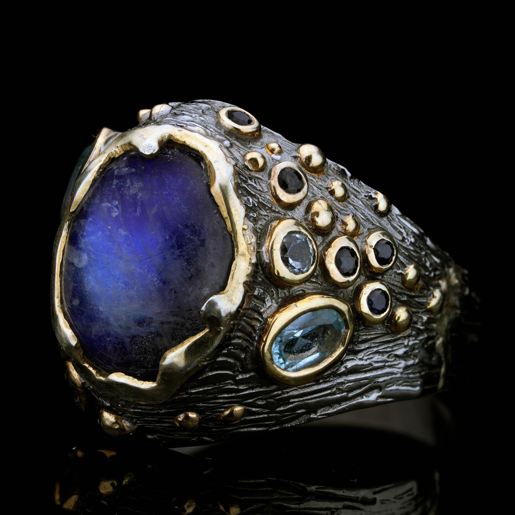 Anello con spettrolite e acquamarina // Realizzato artigianalmente con accenti di zaffiro in vendita 1