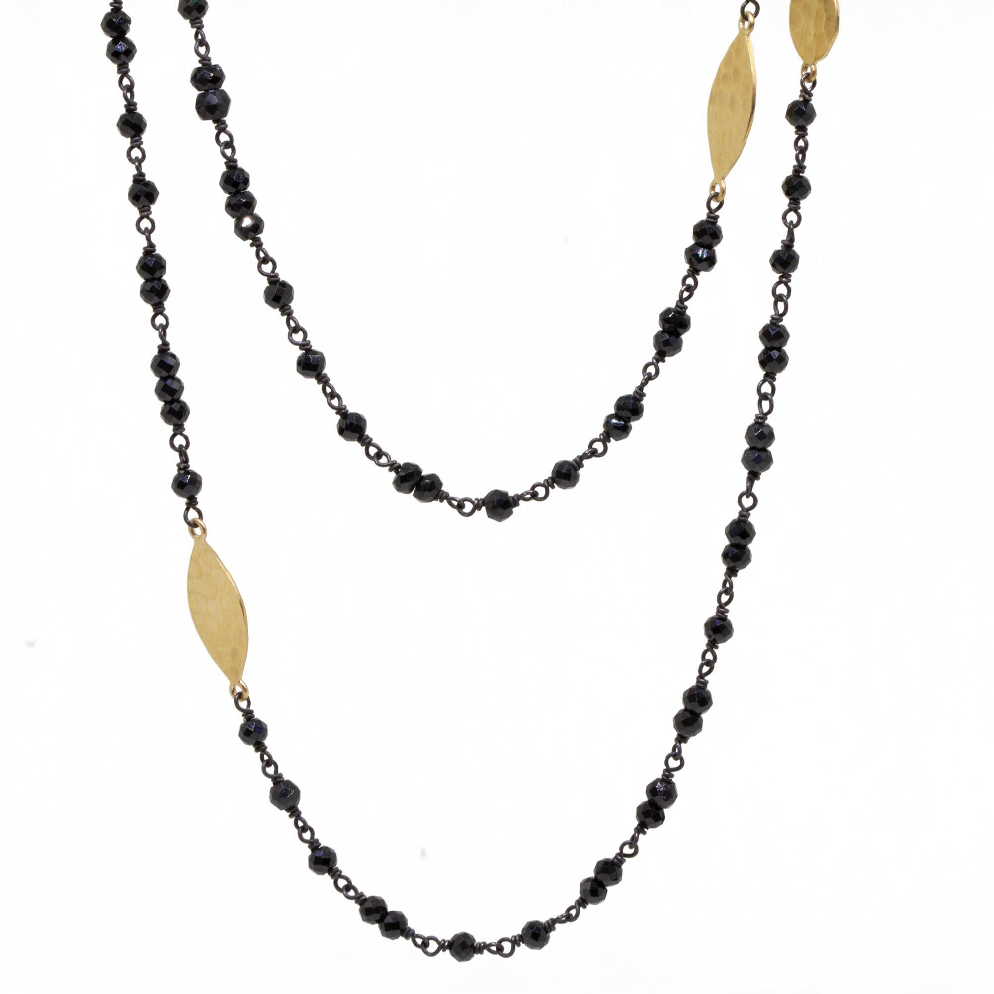 Die Spectrum Gold & Oxidized Halskette mit ihren strukturierten goldenen Marquise-Formen an Stationen entlang eines Strangs schwarzer Spinell-Perlen hat die perfekte Länge, um sie lang und schwungvoll zu tragen oder sie für einen herrlich