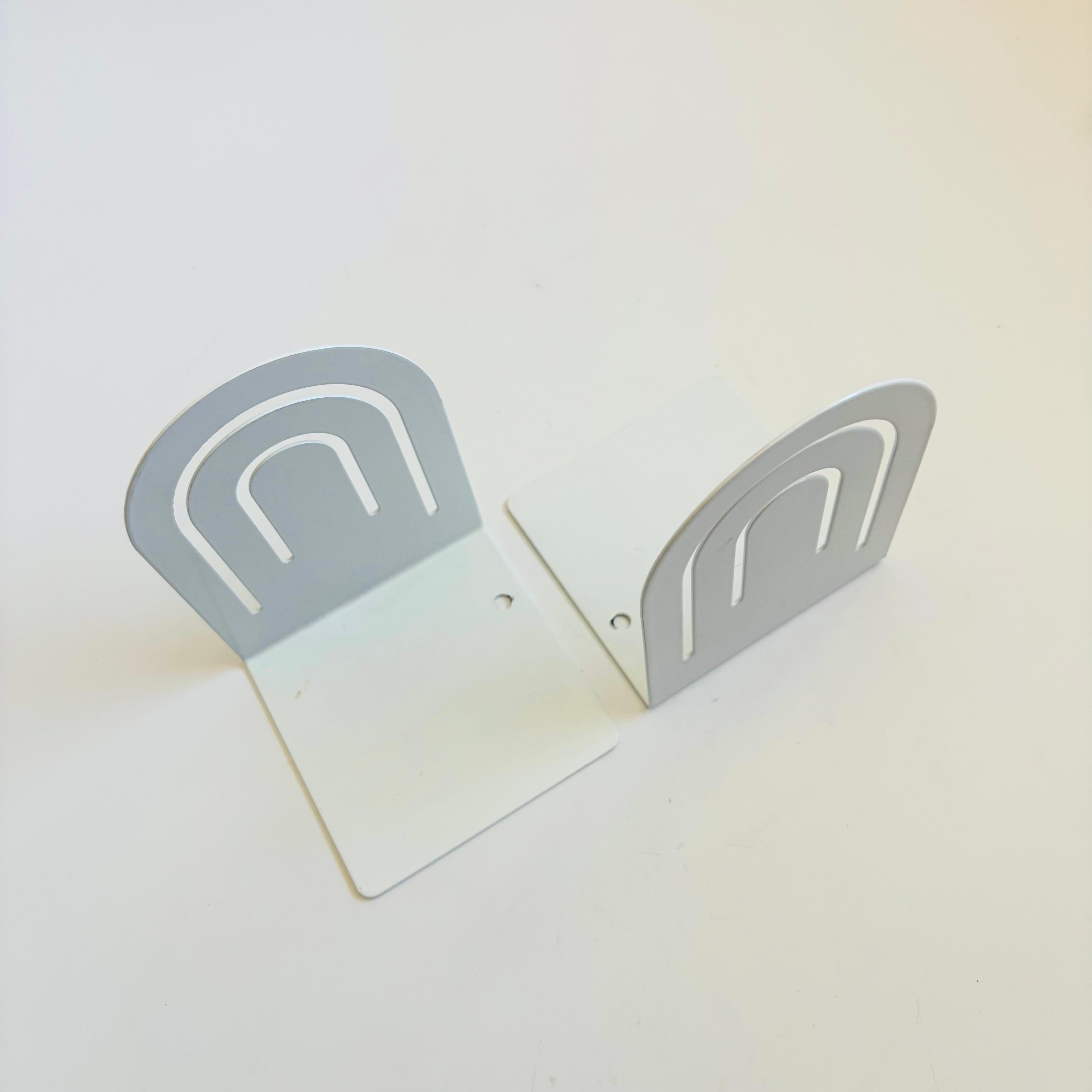 Américain Serre-livres en métal arqué Spectrum Designs 80s en vente