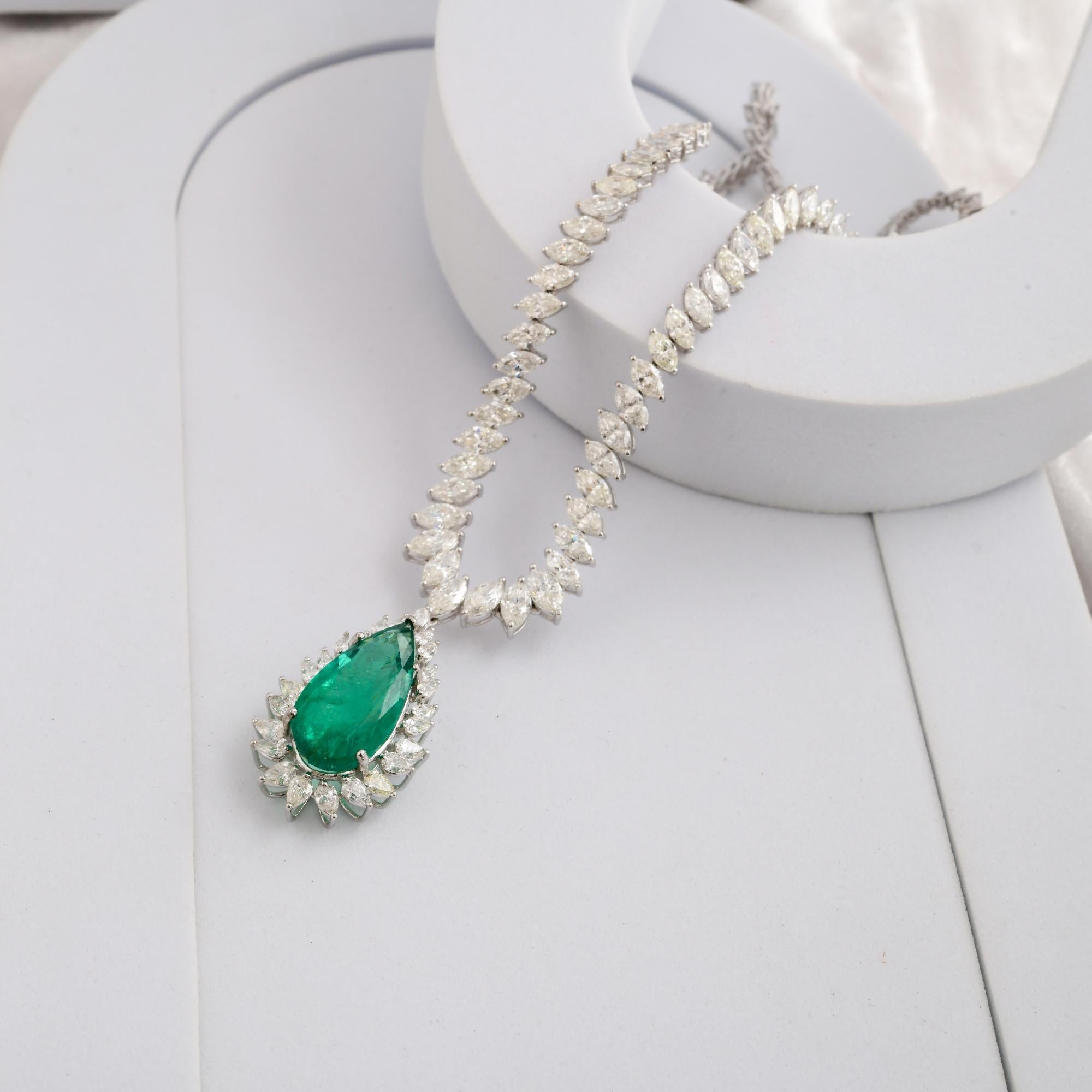 Spectrum Jewels 10.37Ct Emerald Diamond Halo 14K White Gold Chain Drop Necklace en venta 1