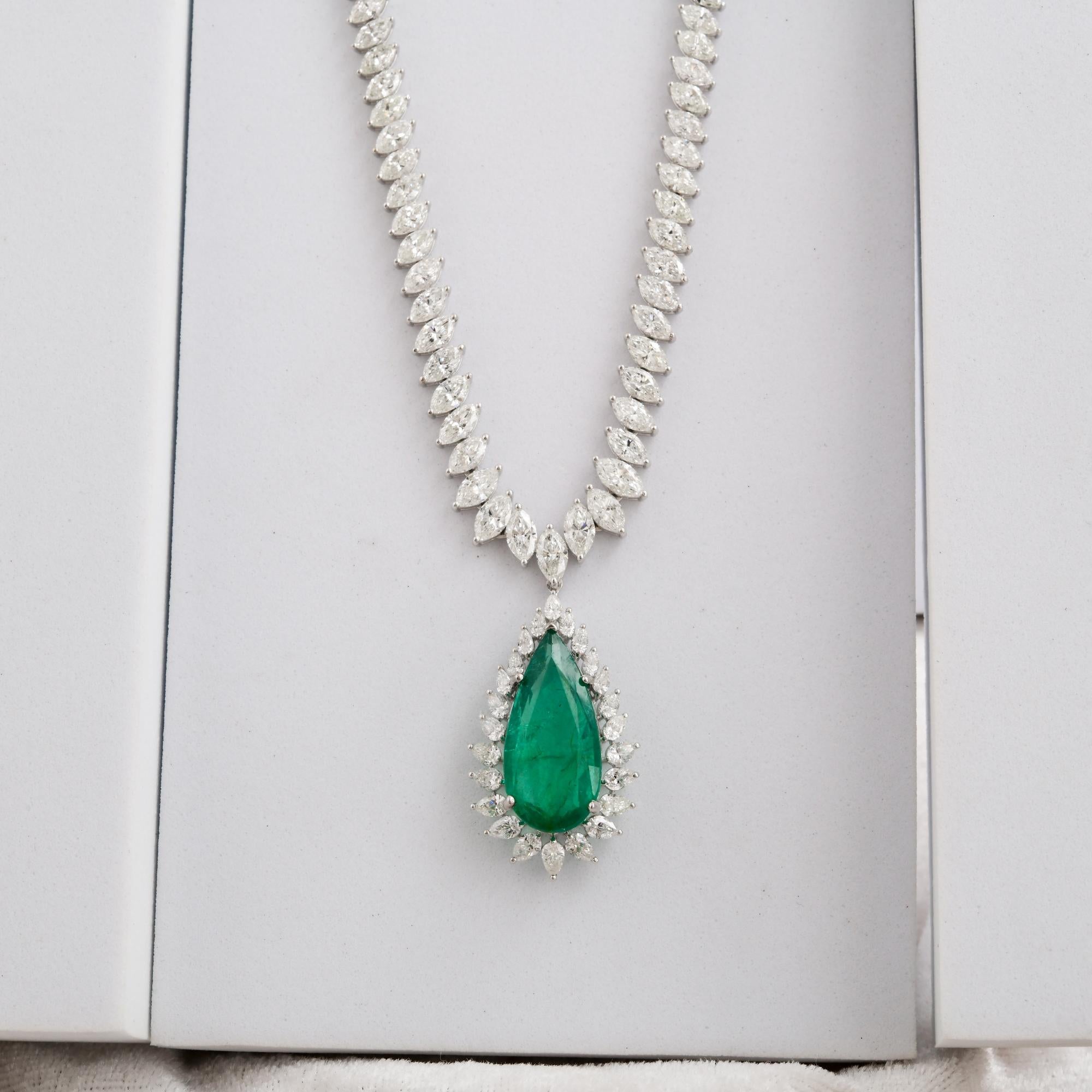 Spectrum Jewels 10.37Ct Emerald Diamond Halo 14K White Gold Chain Drop Necklace en venta 3