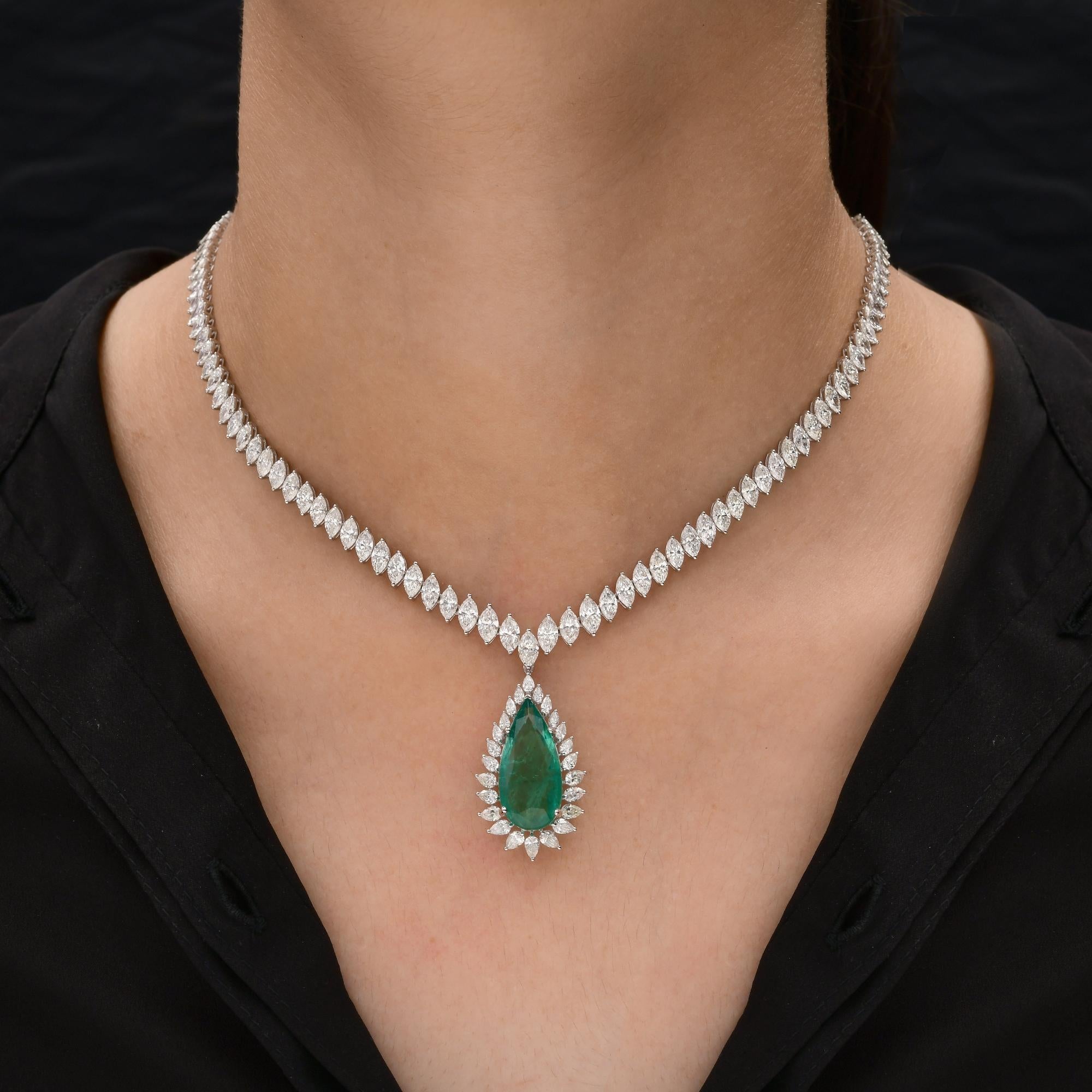 Este collar con cadena de oro blanco de 18 quilates con halo de diamantes y esmeralda de 10,37 quilates muestra una impresionante gema esmeralda en forma de pera enmarcada por un halo de diamantes blancos talla pera. La cadena del collar está