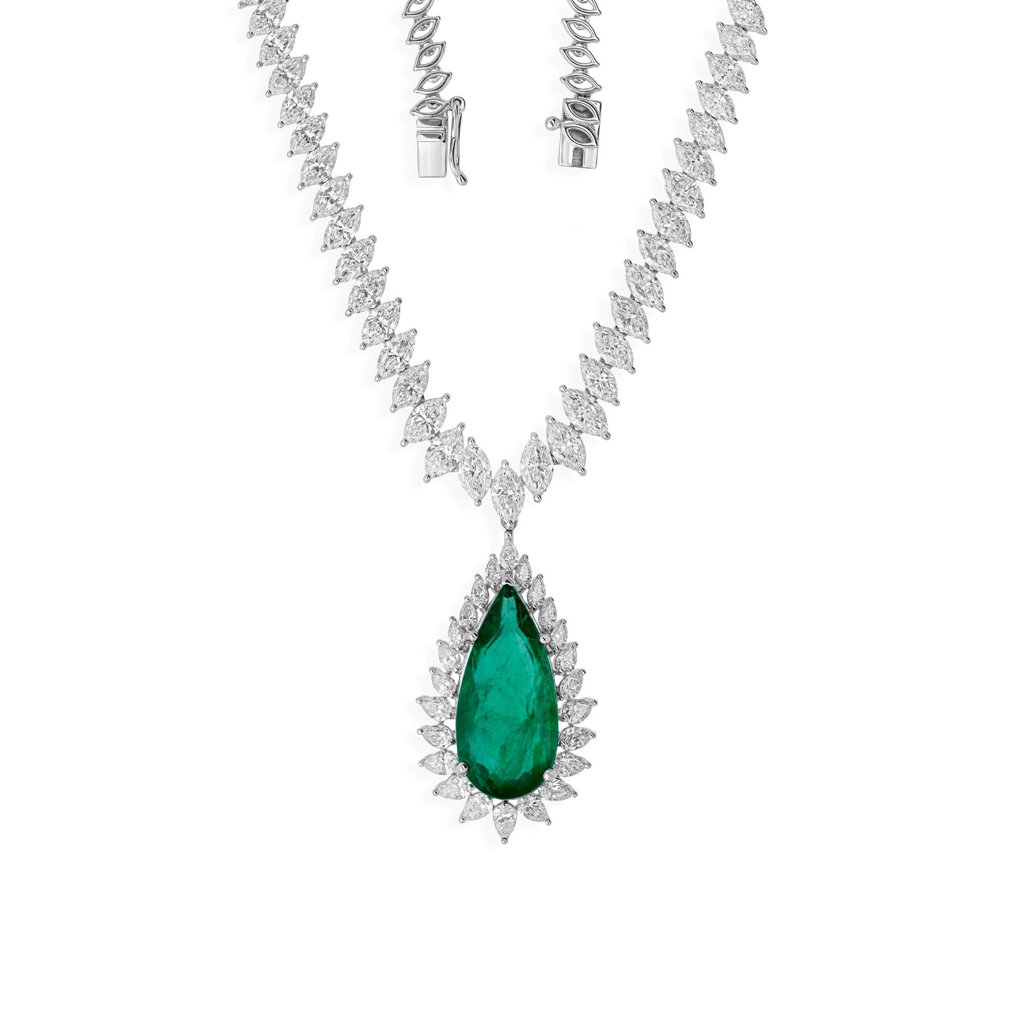 Spectrum Jewels 10.37Ct Emerald Diamond Halo 18K White Gold Chain Drop Necklace Corte pera en venta