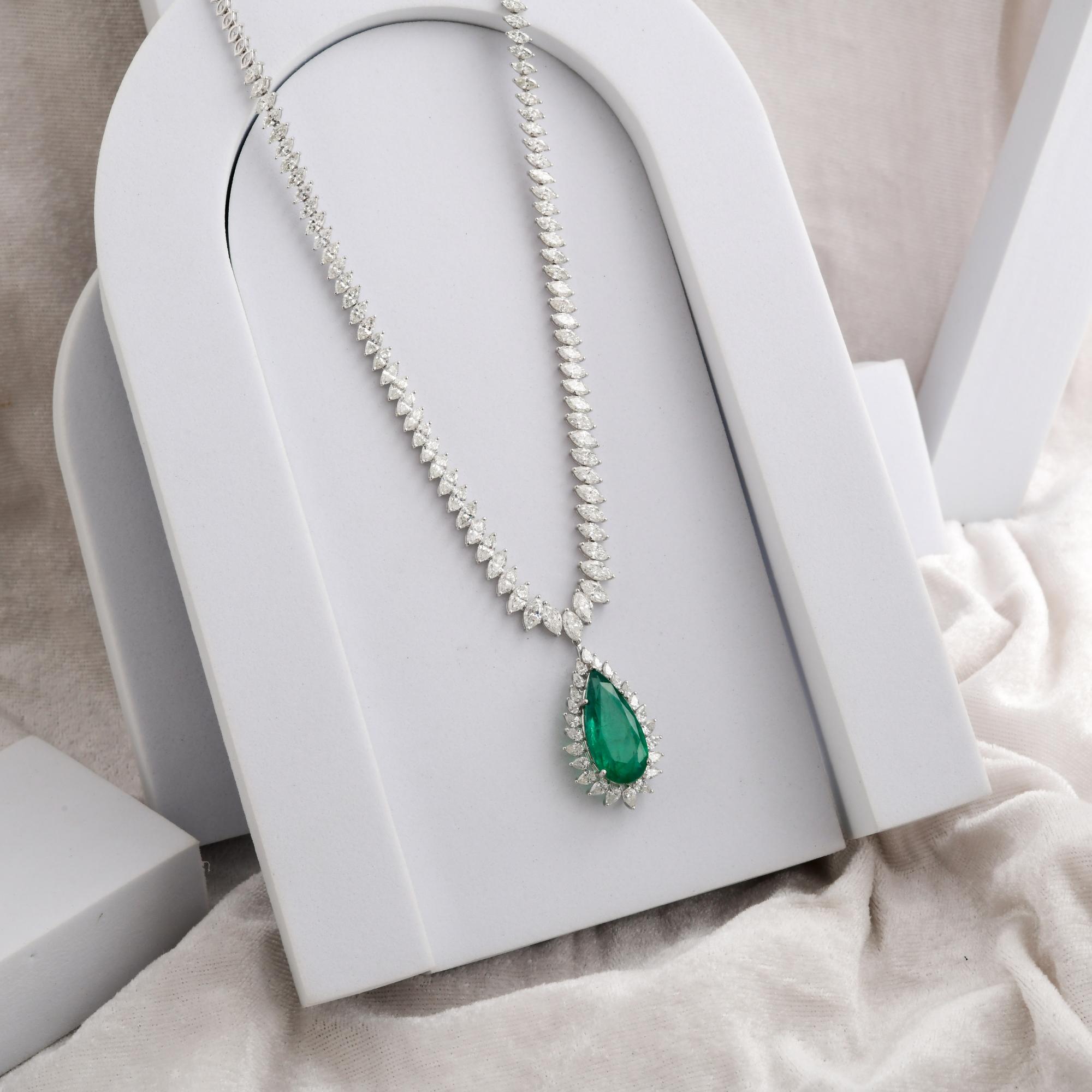 De las mujeres Spectrum Jewels 10.37Ct Emerald Diamond Halo 18K White Gold Chain Drop Necklace en venta