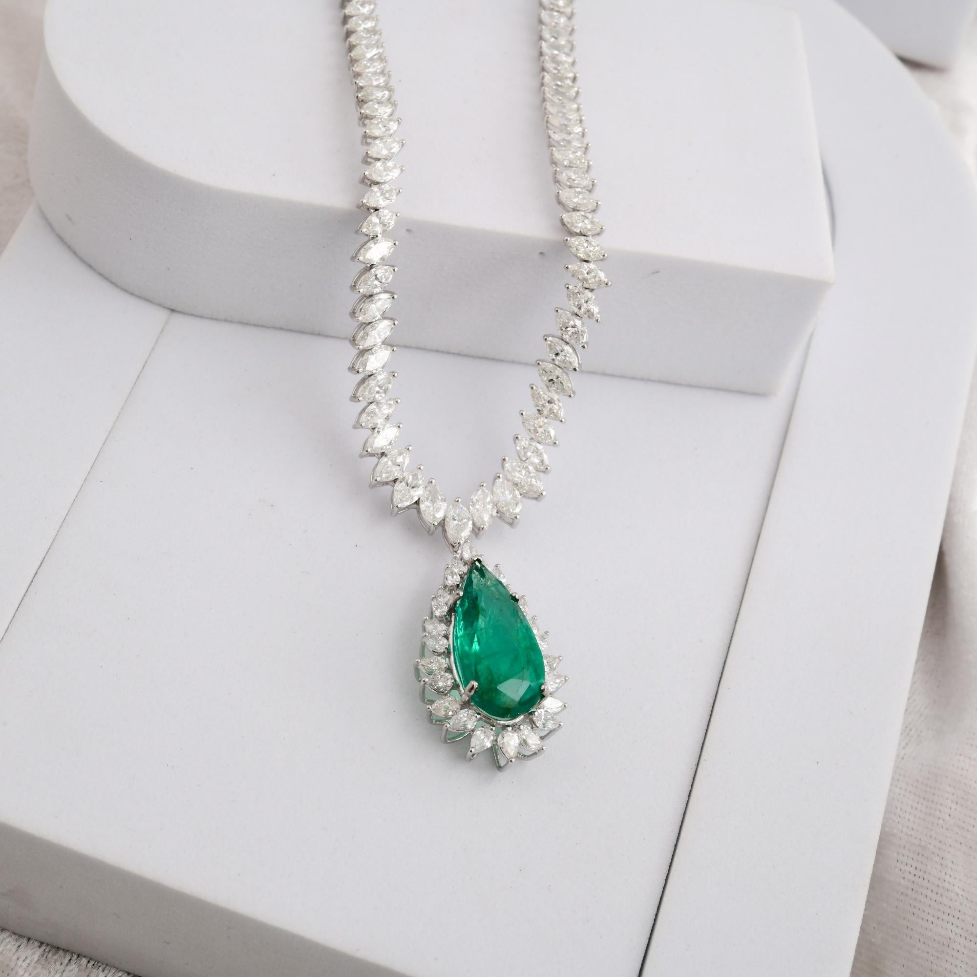 Spectrum Jewels 10.37Ct Emerald Diamond Halo 18K White Gold Chain Drop Necklace en venta 2