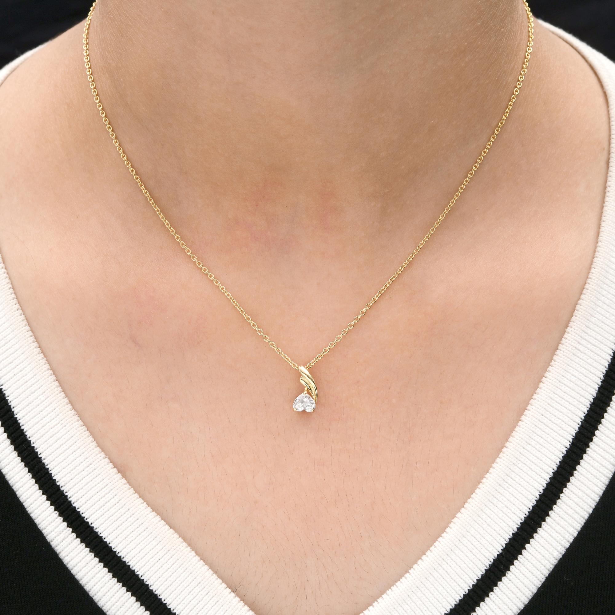 Ce collier en or jaune 14 carats à pendentif diamant SI/H Heart présente un pendentif diamant en forme de cœur, tandis que l'arc en or incurvé s'étend délicatement au-dessus de lui.
Les diamants sont un symbole universel d'éternité, de force et