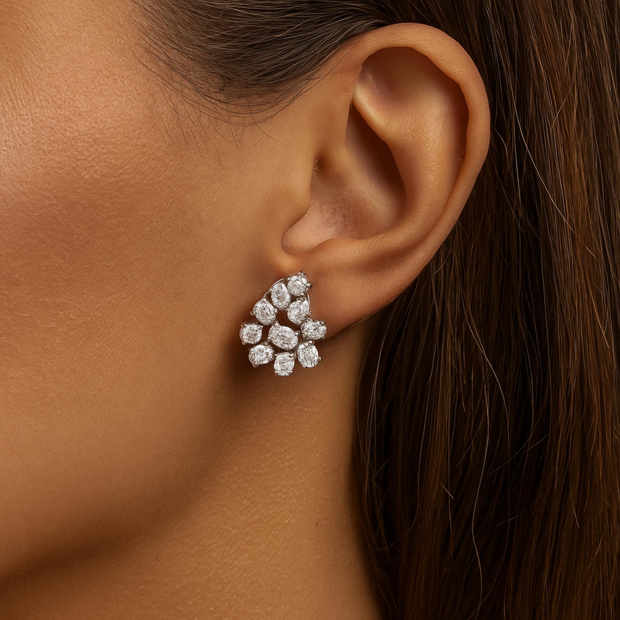 Ces boucles d'oreilles exquises présentent un motif en grappe d'inspiration florale, où plusieurs diamants de taille ovale sont gracieusement disposés pour former une magnifique fleur rayonnante. Porté au quotidien et lors d'occasions spéciales, il