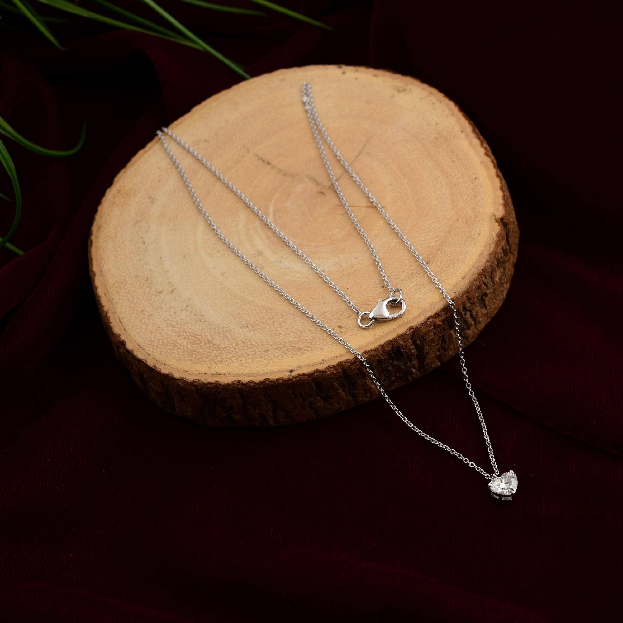 Spectrum Jewels Collier à chaîne en or blanc 18 carats avec solitaire en diamant en forme de cœur naturel Pour femmes en vente