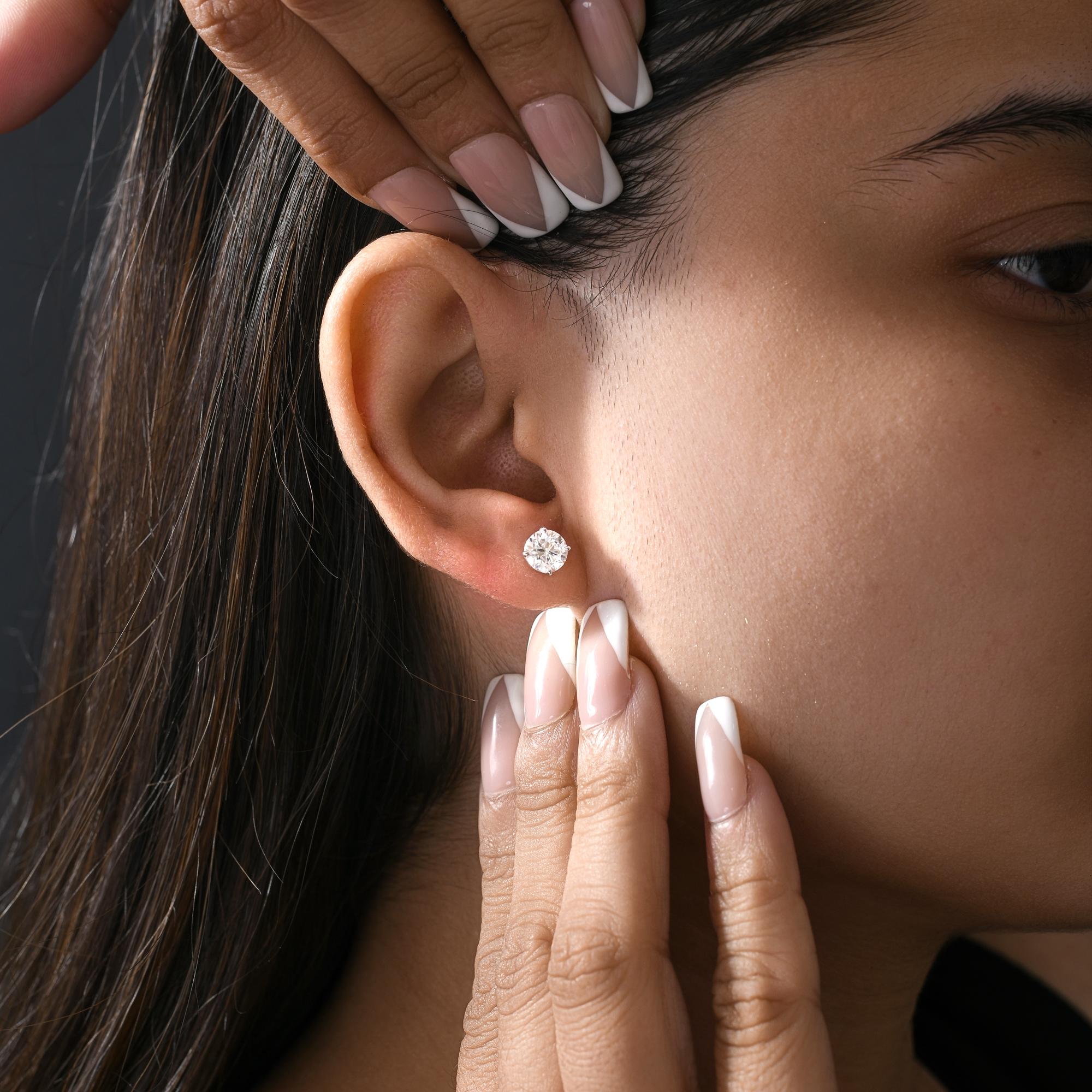 Eleganza senza tempo con i nostri orecchini con diamanti naturali realizzati in oro massiccio 9 carati, la miscela perfetta di raffinatezza, purezza e valore duraturo. Ogni orecchino presenta diamanti naturali certificati e selezionati a mano,