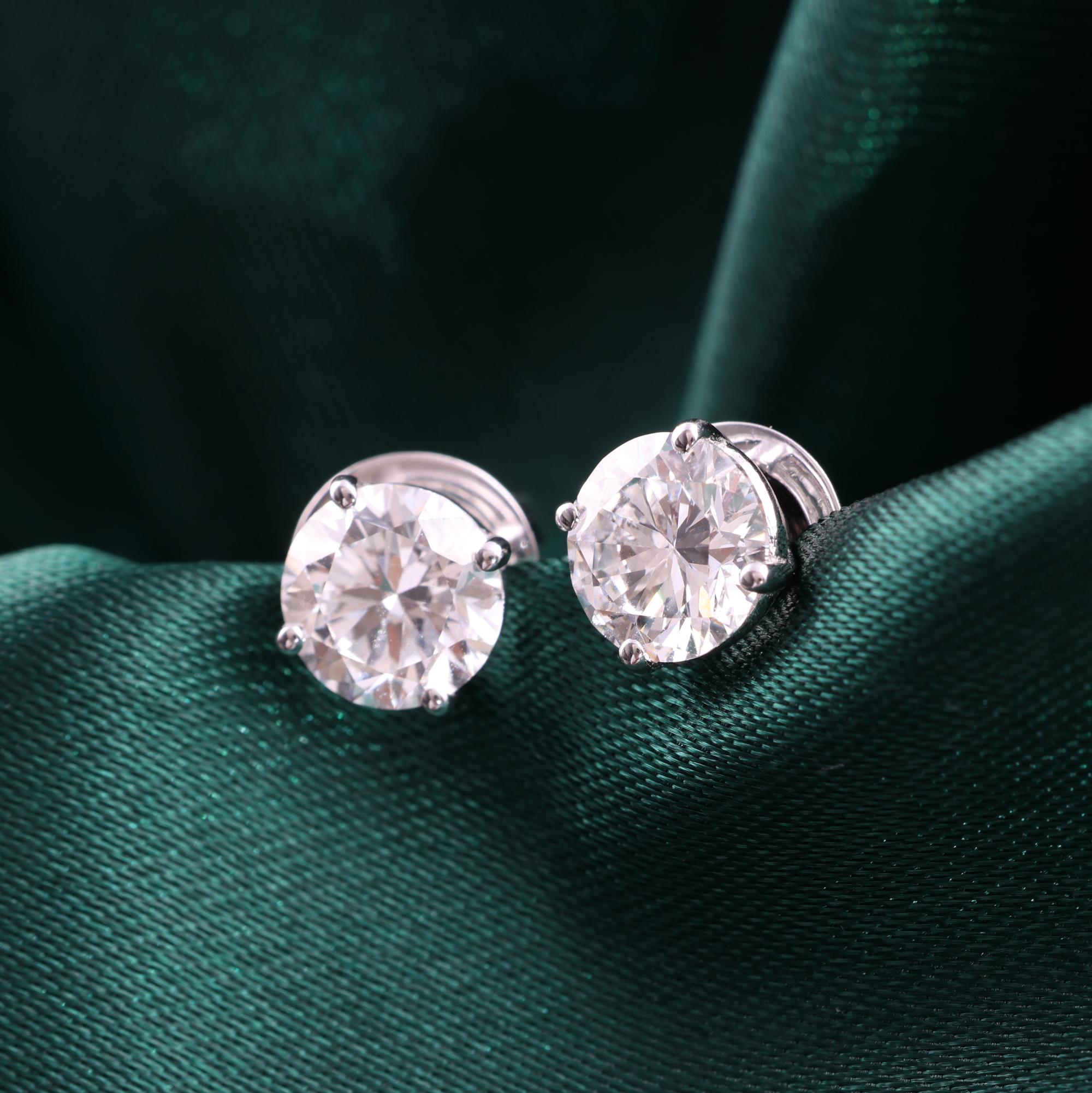 Spectrum Jewels 1.9Ct SI/H Round Diamond 9K White Gold Solitaire Stud Earrings In condizioni Nuovo in vendita a Diera, Dubai