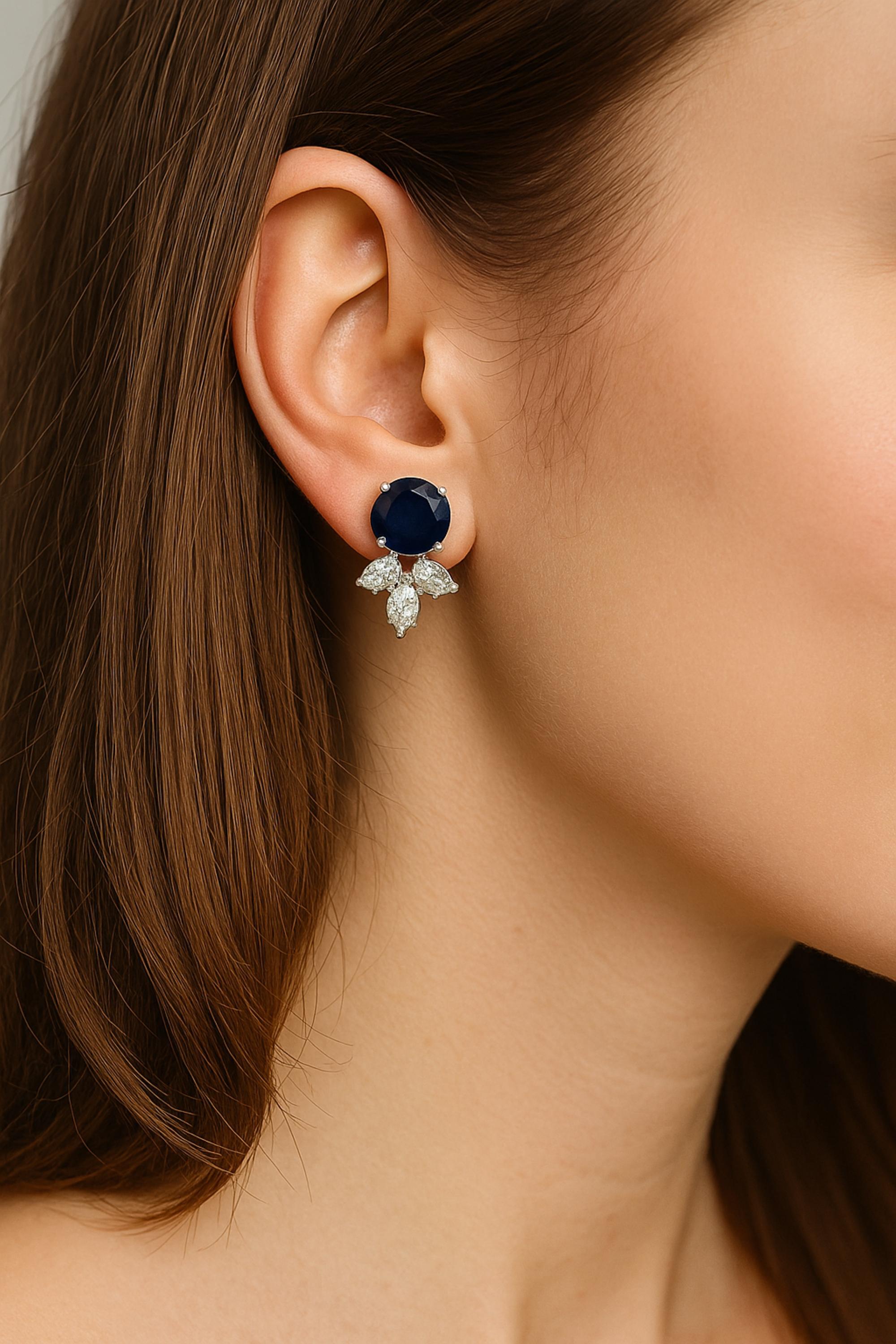 6.33TCW Zafiro Azul Procesado Diamante Pendientes de Regalo 18k Oro Fino Blanco.
Estos exquisitos pendientes presentan un vibrante zafiro redondo azul profundo, símbolo de sabiduría y realeza, bellamente complementado por un racimo de brillantes