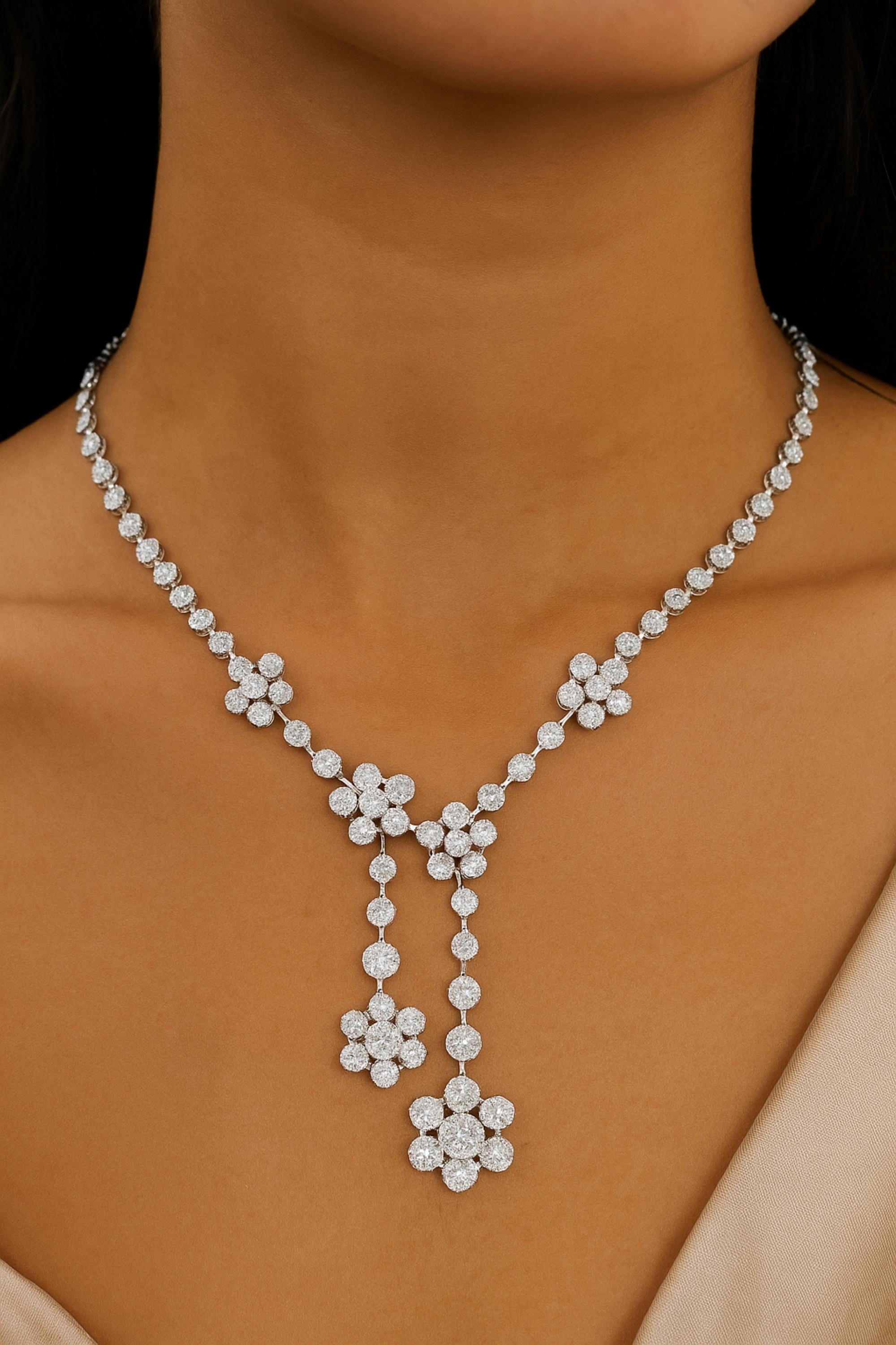 Este Collar de Gota de Oro Blanco de 14 quilates con Diamantes Florales de Corte Brillante de 9,23 qt muestra un impresionante motivo floral adornado con diamantes de corte redondo. Cada flor está delicadamente elaborada para formar un diseño de