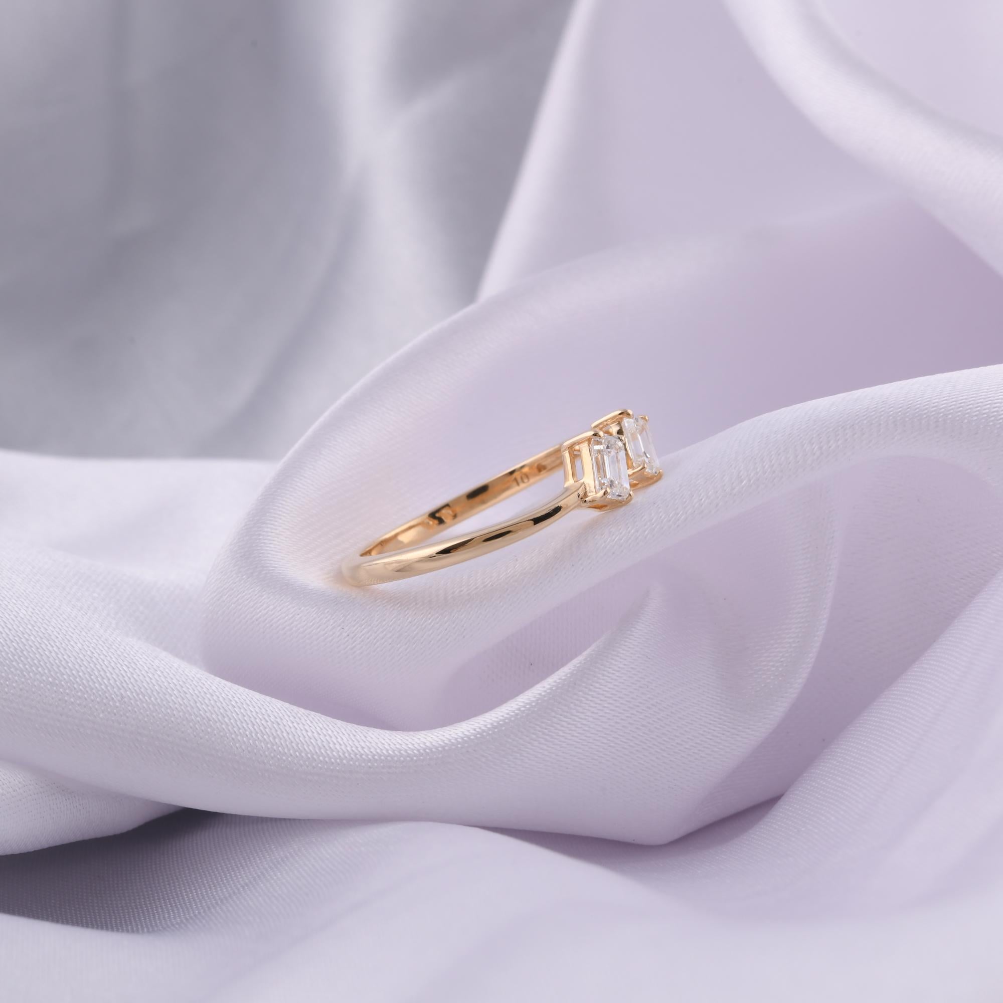 Taille émeraude Spectrum Jewels Bague Toi et Moi en or jaune 18 carats, diamant taille émeraude en vente