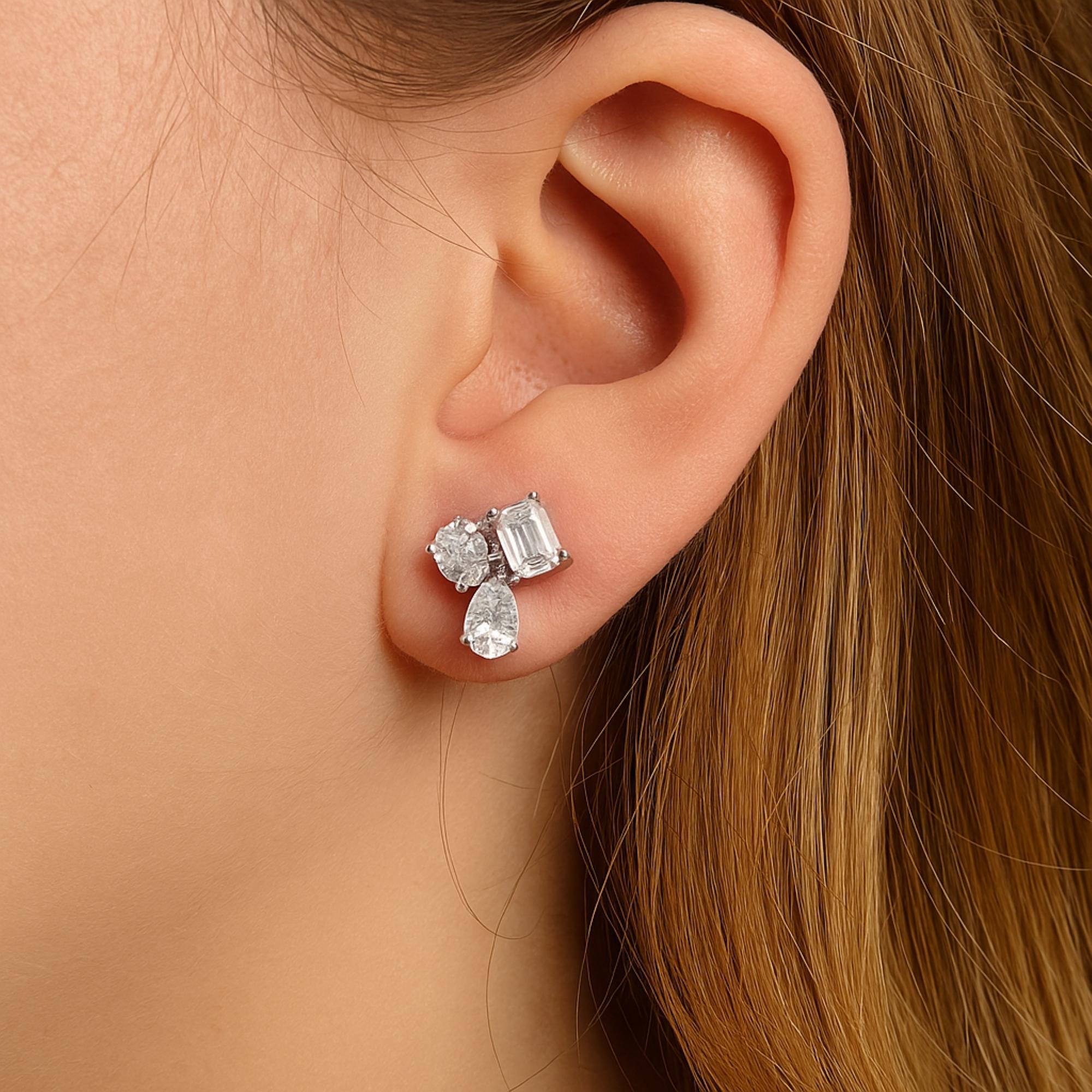 Verleihen Sie Ihrem Stil einen Hauch von Luxus mit diesen natürlichen Multi Shape Diamond Earrings, die in 9 Karat Weißgold gefertigt sind. Mit 0.97 Karat echten Diamanten in einer atemberaubenden Kombination von Formen zeigen diese Ohrringe ein