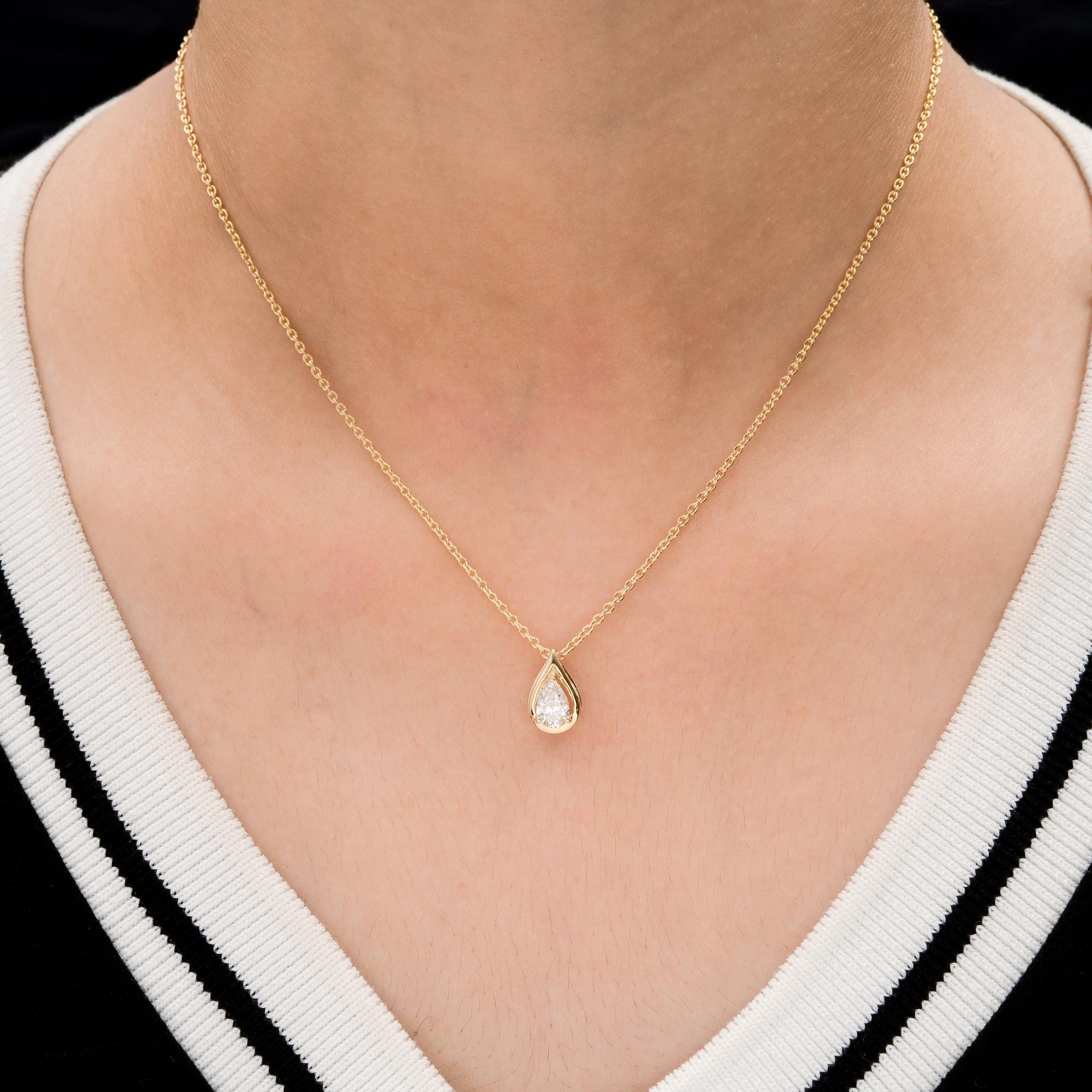 Diese Halskette aus 14-karätigem Gelbgold mit Naturdiamanten im Birnenschliff zeichnet sich durch einen birnenförmigen Diamantanhänger aus, der von einer eleganten, tropfenförmigen Goldfassung umschlossen wird.
Diamanten sind ein universelles Symbol