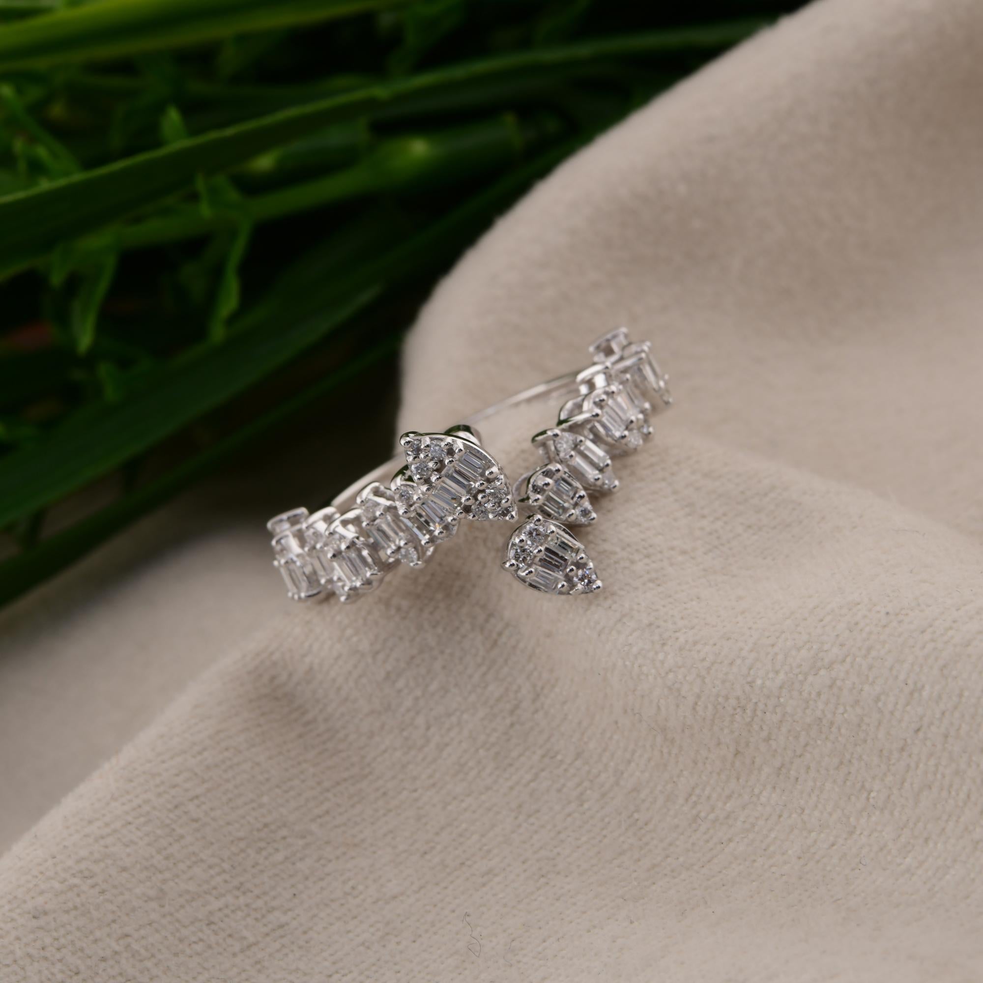 Spectrum Jewels Anello a fascia in oro bianco 14k con diamante rotondo taglio baguette 0,61 carati SI/H In condizioni Nuovo in vendita a Diera, Dubai