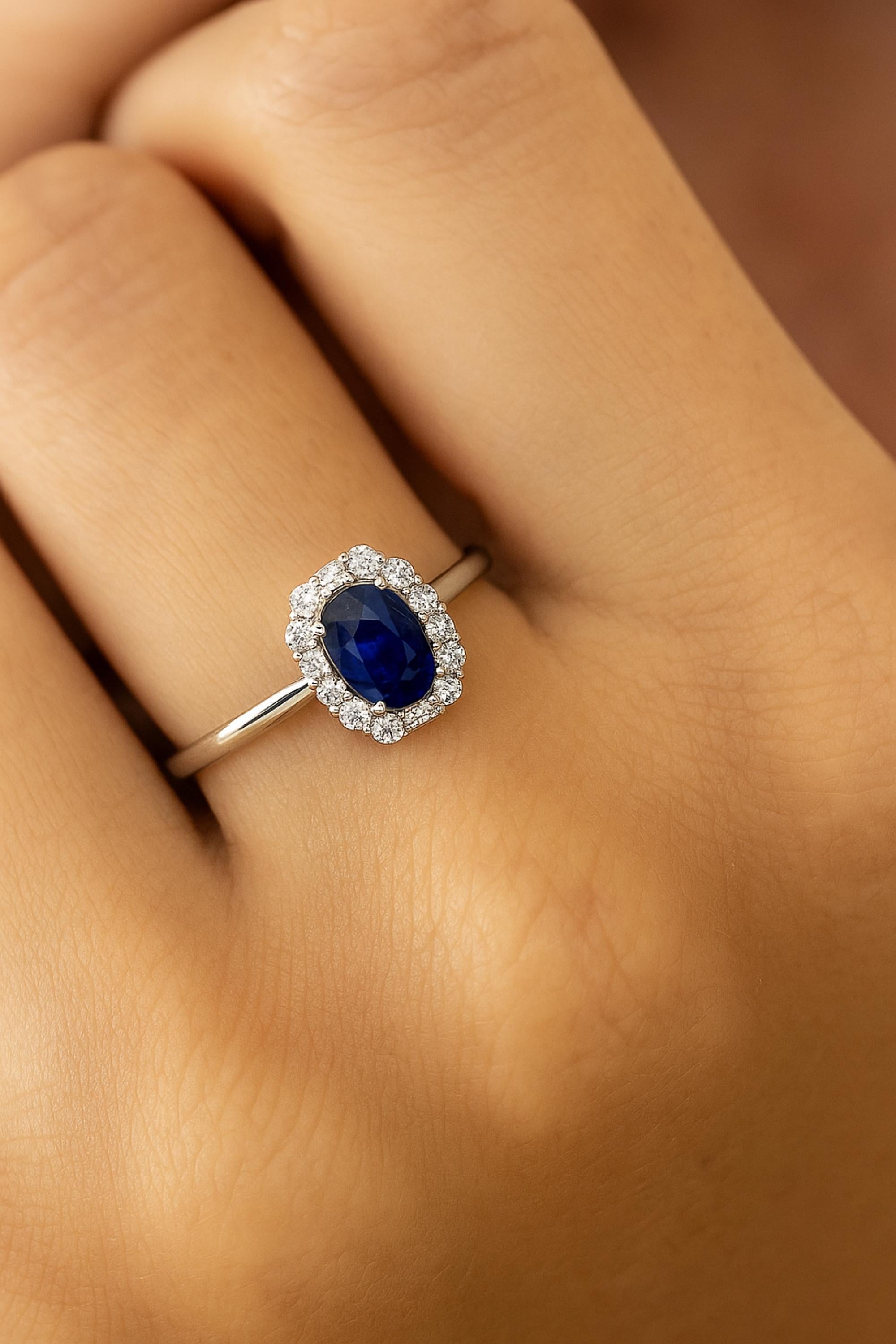 Im Angebot: Oval Cut 1,93TCW Blauer Saphir Halo Diamant Jahrestag Cocktail Ring 18k Gold () 2