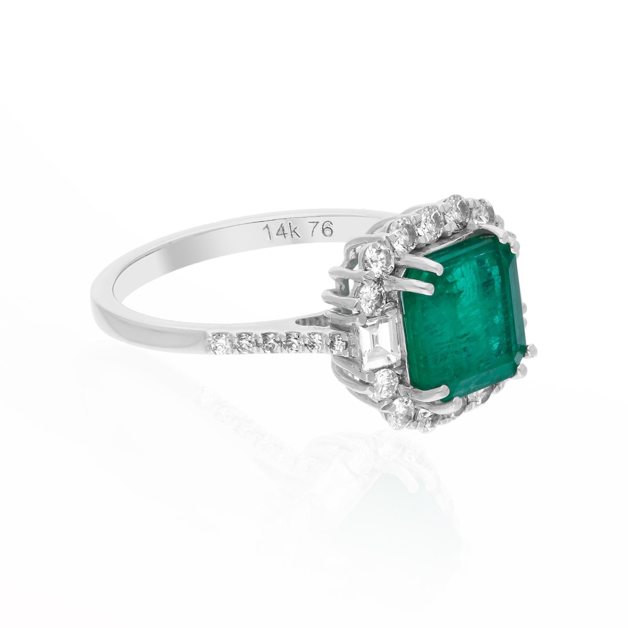 Dieser exquisite Ring aus 14-karätigem Gold ist mit einem sambischen Smaragd von 2,40 Karat und 0,63 Karat funkelnden Diamanten besetzt.

Der Ring hat die Größe 7 US und kann auf Anfrage größer oder kleiner gemacht werden. FOLLOW SPECTRUM JEWELS