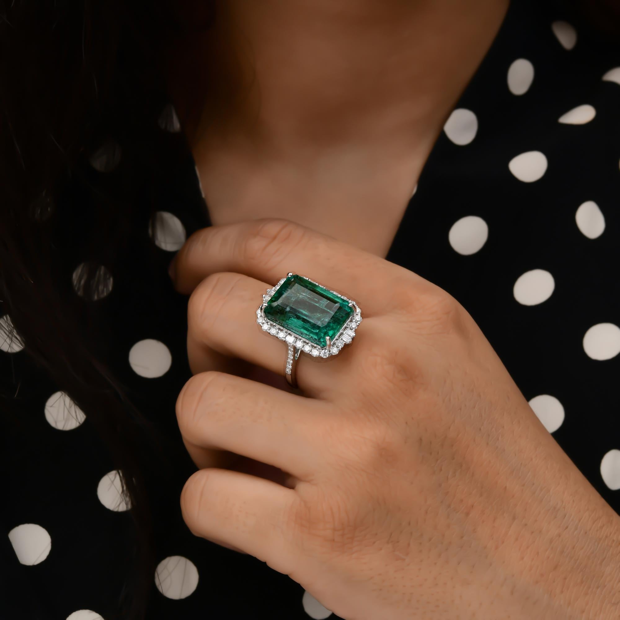 Spectrum Jewels Zambian Emerald SI/H Diamond 18k White Gold Cocktail Ring In New Condition For Sale In Diera, Dubai