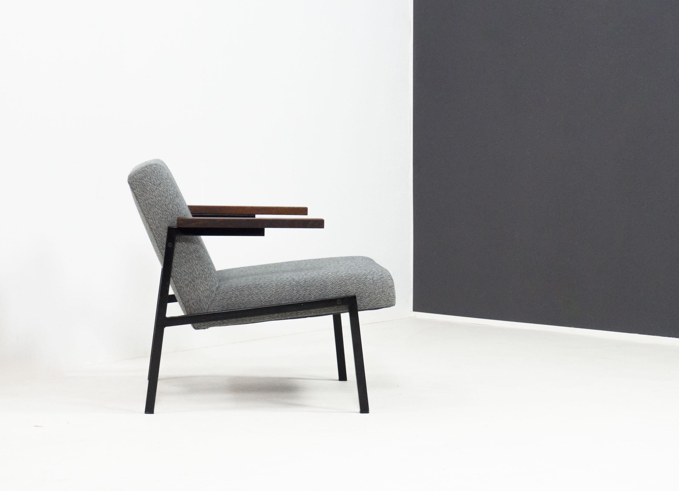 Lounge chair with model name SZ66 designed by Martin Visser for producer Spectrum in 1964, the Netherlands.

This iconic lounge chair is made of a black lacquered metal frame with solid wengé wood arm rests. The seat is newly upholstered in a white
