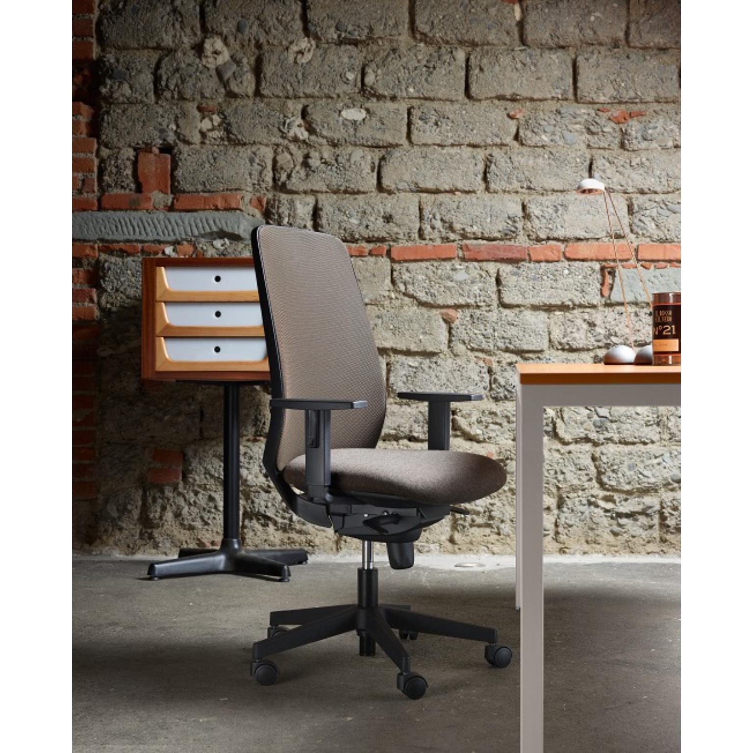 Post-Modern Speed High Backrest Managerial Armchair in Mesh & Upholstery by Quinti Sedute For Sale