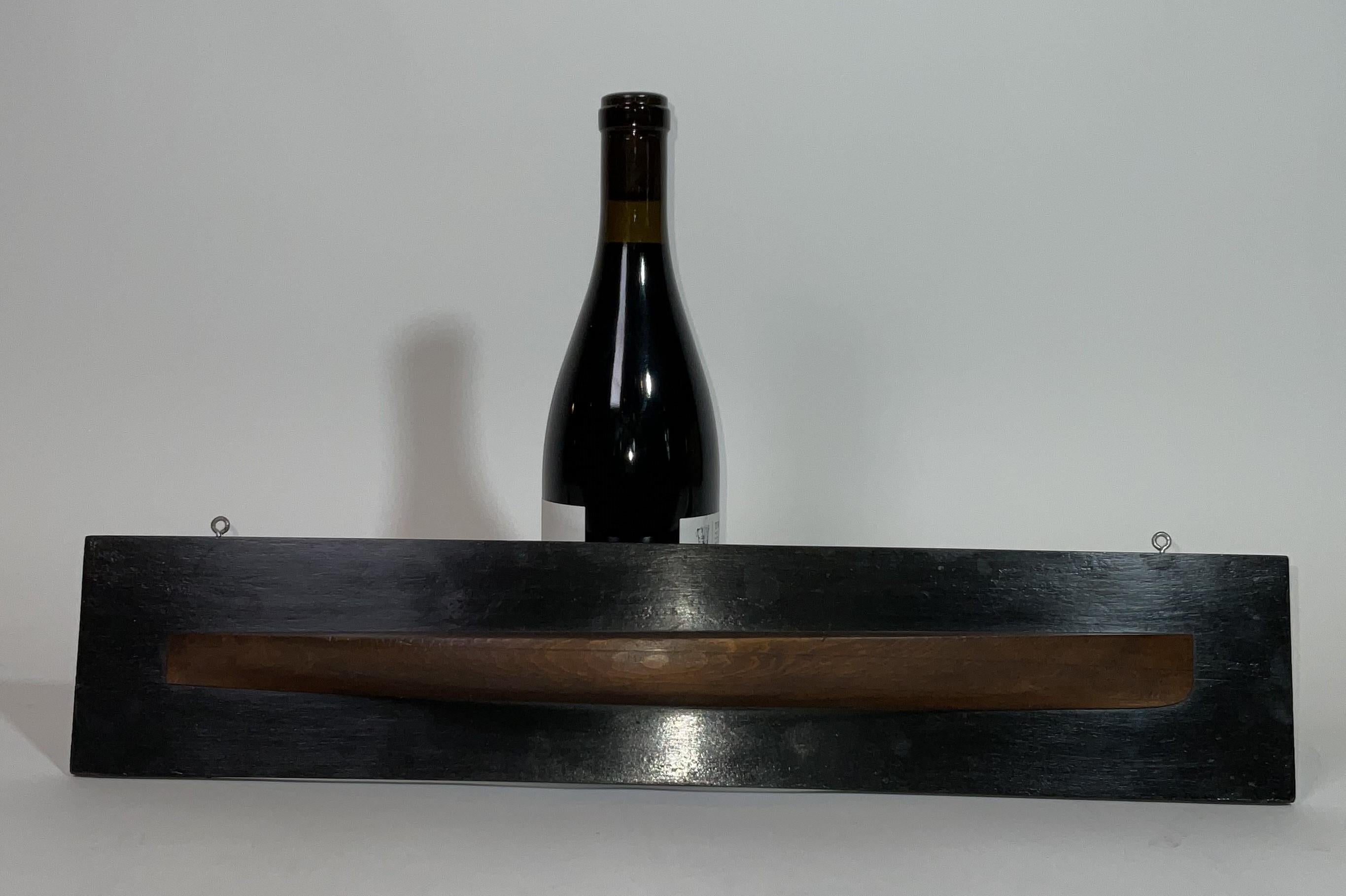 Demi-modèle d'architecte naval d'une vedette double ou d'un hors-bord. Construit en plusieurs couches stratifiées. Monté sur un panneau peint.

Poids :    0.6 lbs.
Dimensions globales :    4 