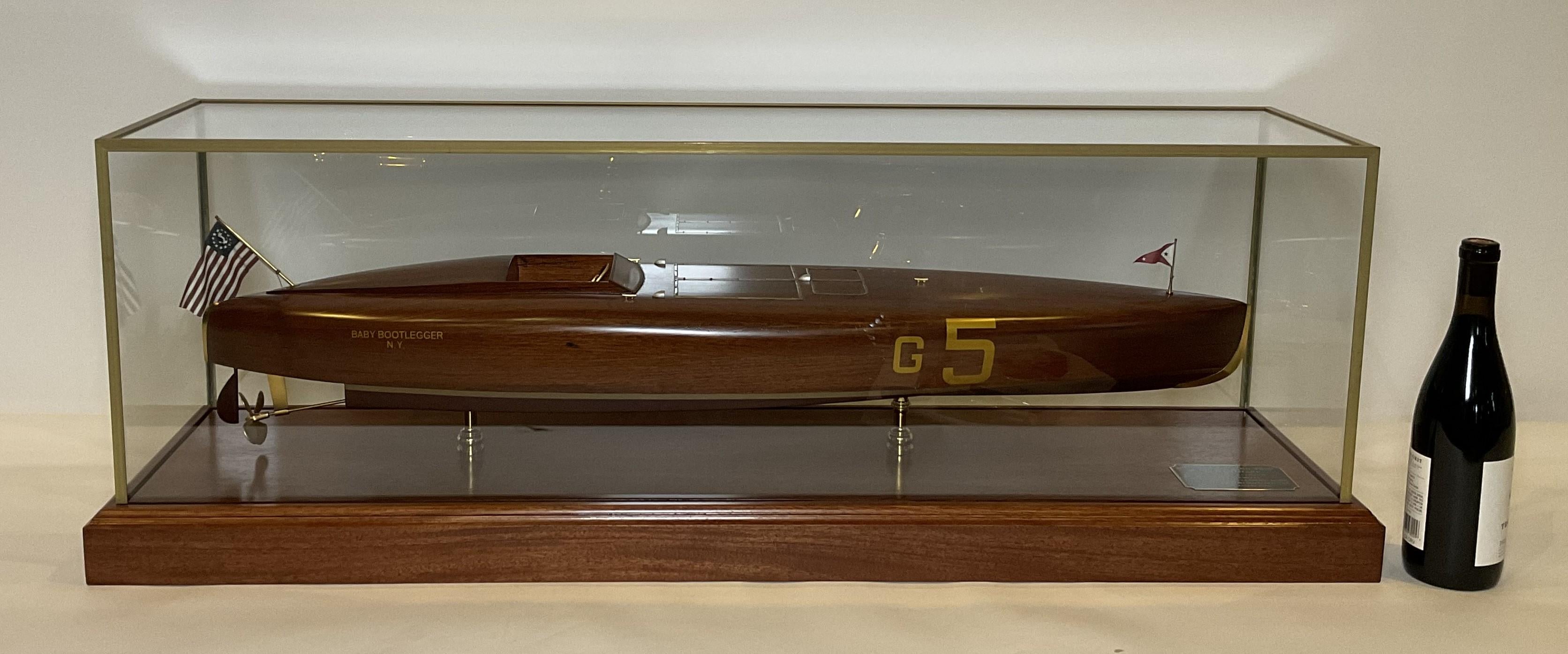 Bateau de compétition Baby Bootlegger.  Modèle de qualité de la vedette Baby Bootlegger.  Les détails de l'intérieur comprennent les jauges du tableau de bord, l'accélérateur, le volant, la banquette, etc... La coque en planches comporte des