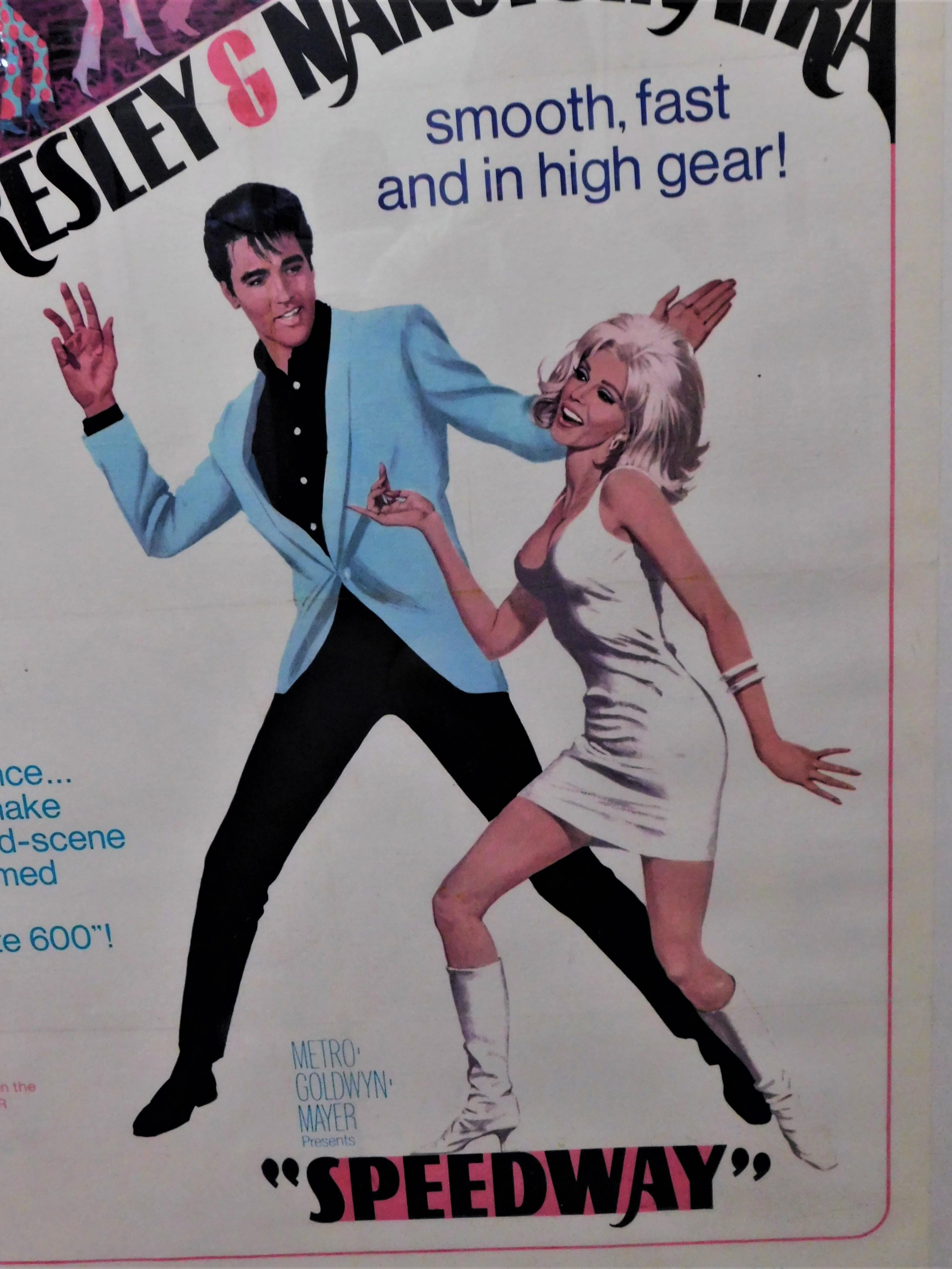 Speedway, ein Blatt von 1968, auf dem Elvis Presley mit der sehr sexy Nancy Sinatra in ihren berühmten weißen Stiefeln tanzt!
Ein originales Vintage-Kinoplakat (Maße: 69 x 104 cm) 
Bilder wurden in einem Rahmen mit Glas aufgenommen, so kann es