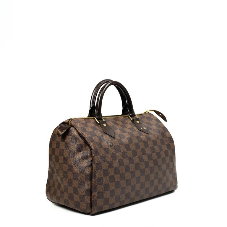 - Designer: LOUIS VUITTON
- Model: Speedy
- Condition: Very good condition. Initials / signature, Minor sign of wear on base corners, Slight marks on interior, Minor Discoloration of the hardware
- Accessories: Padlock
- Measurements: Width: 30cm,